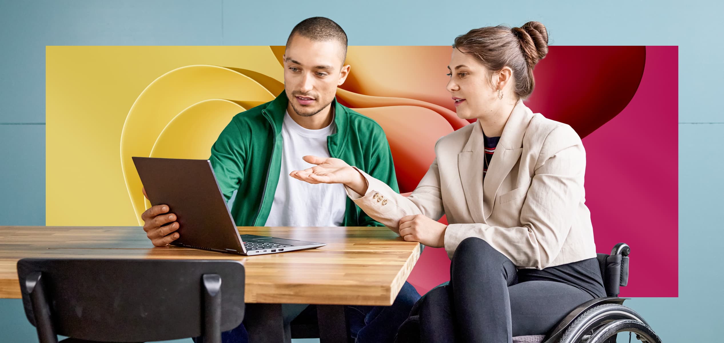 Zwei Jugendliche besprechen etwas am Notebook