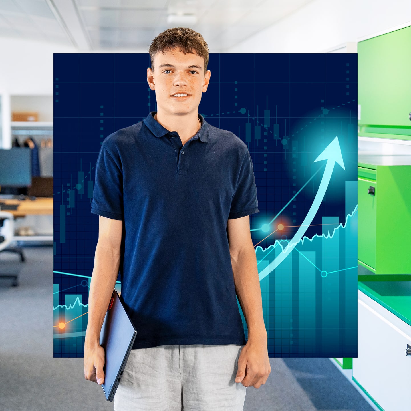 Auszubildender KV mit Notebook in Hand