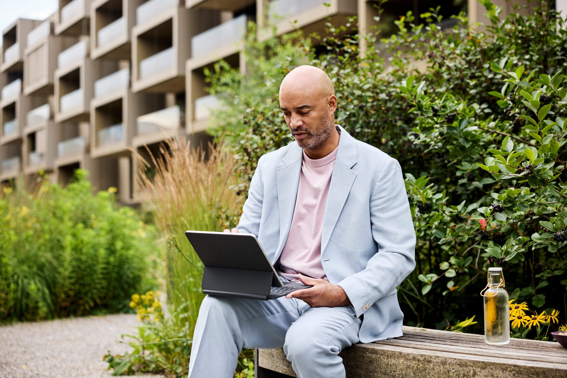 Mann im Park mit einem Laptop