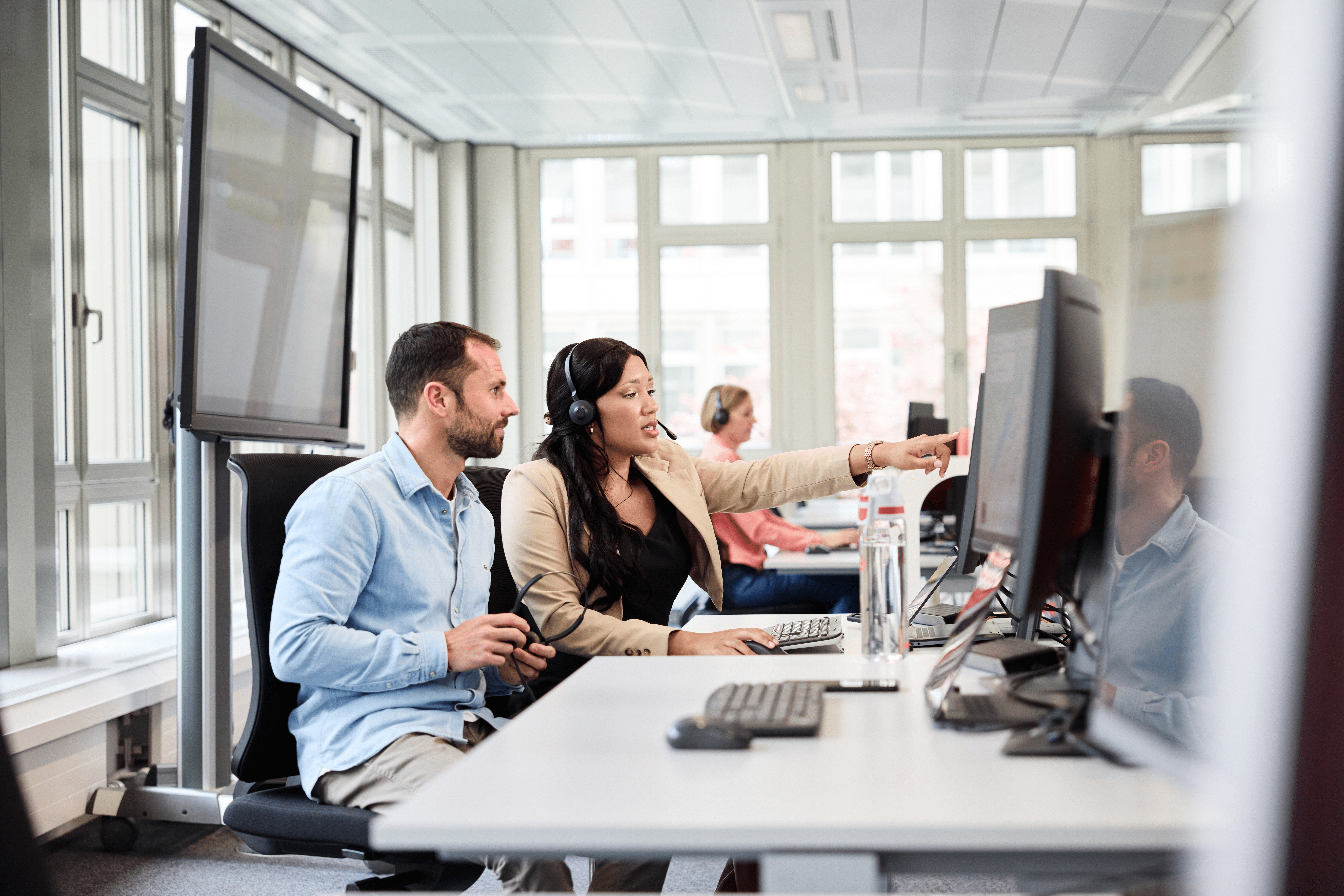 Ein Mann schaut auf einen Bildschirm.