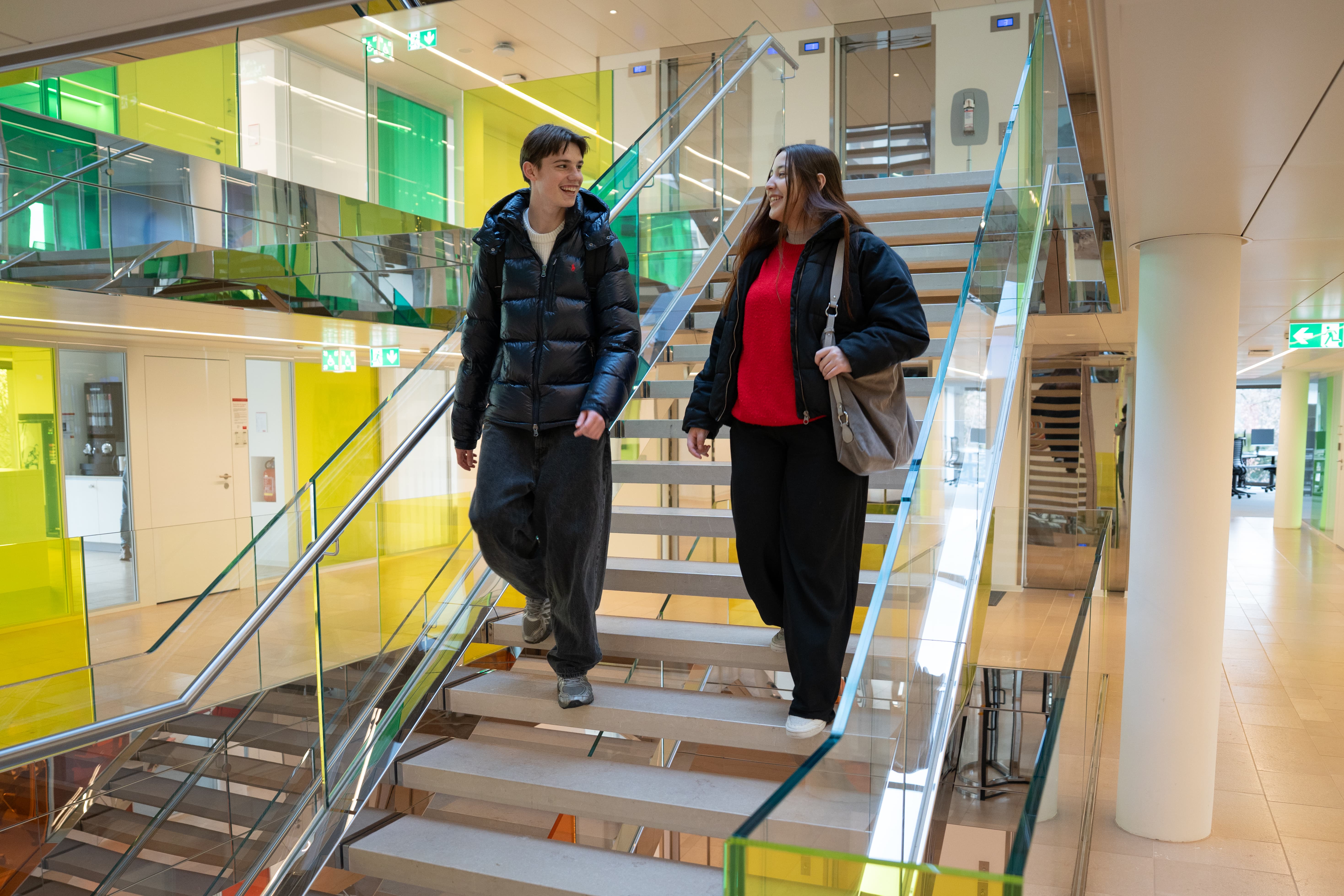 Des jeunes descendent un escalier