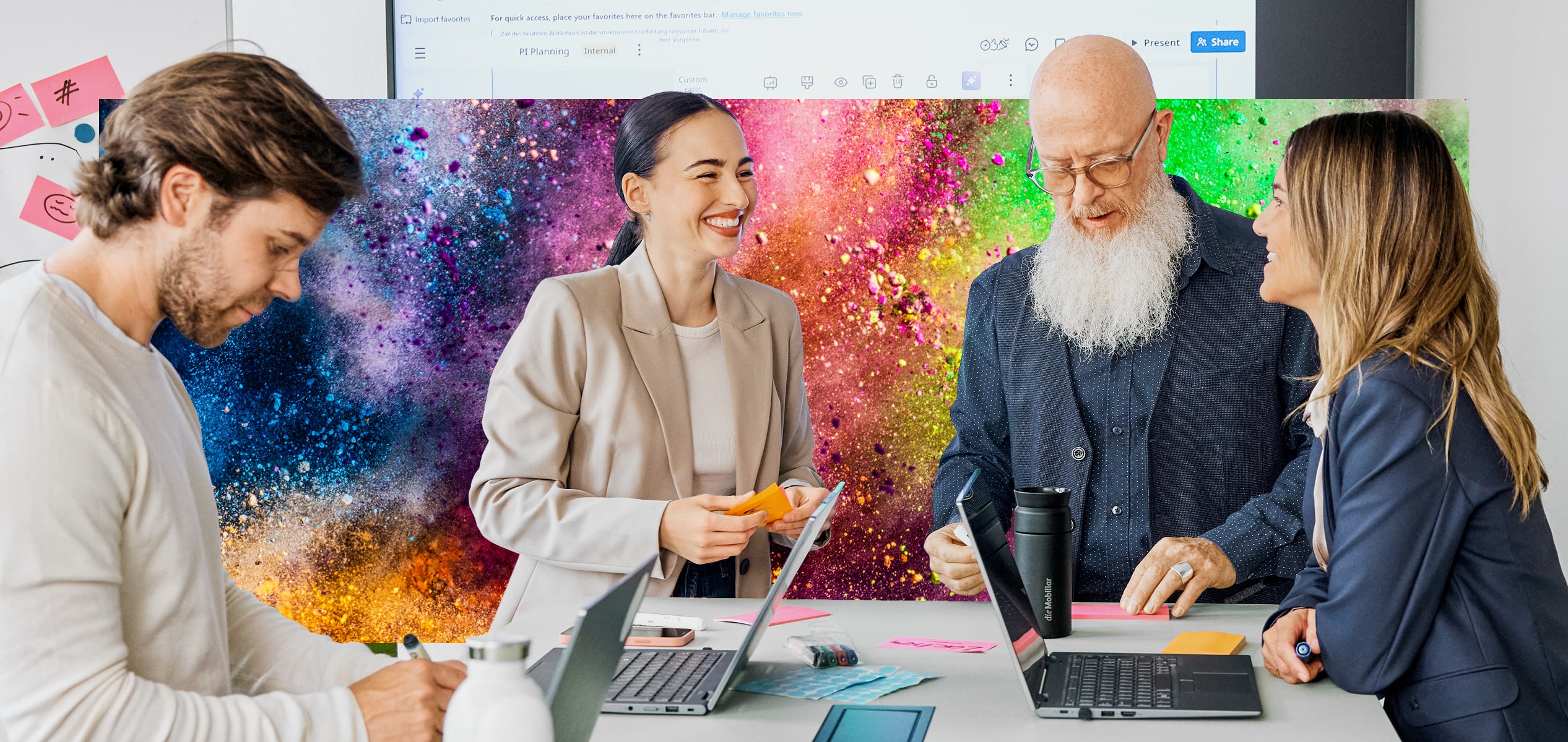 Jugendliche sitzend am Notebook