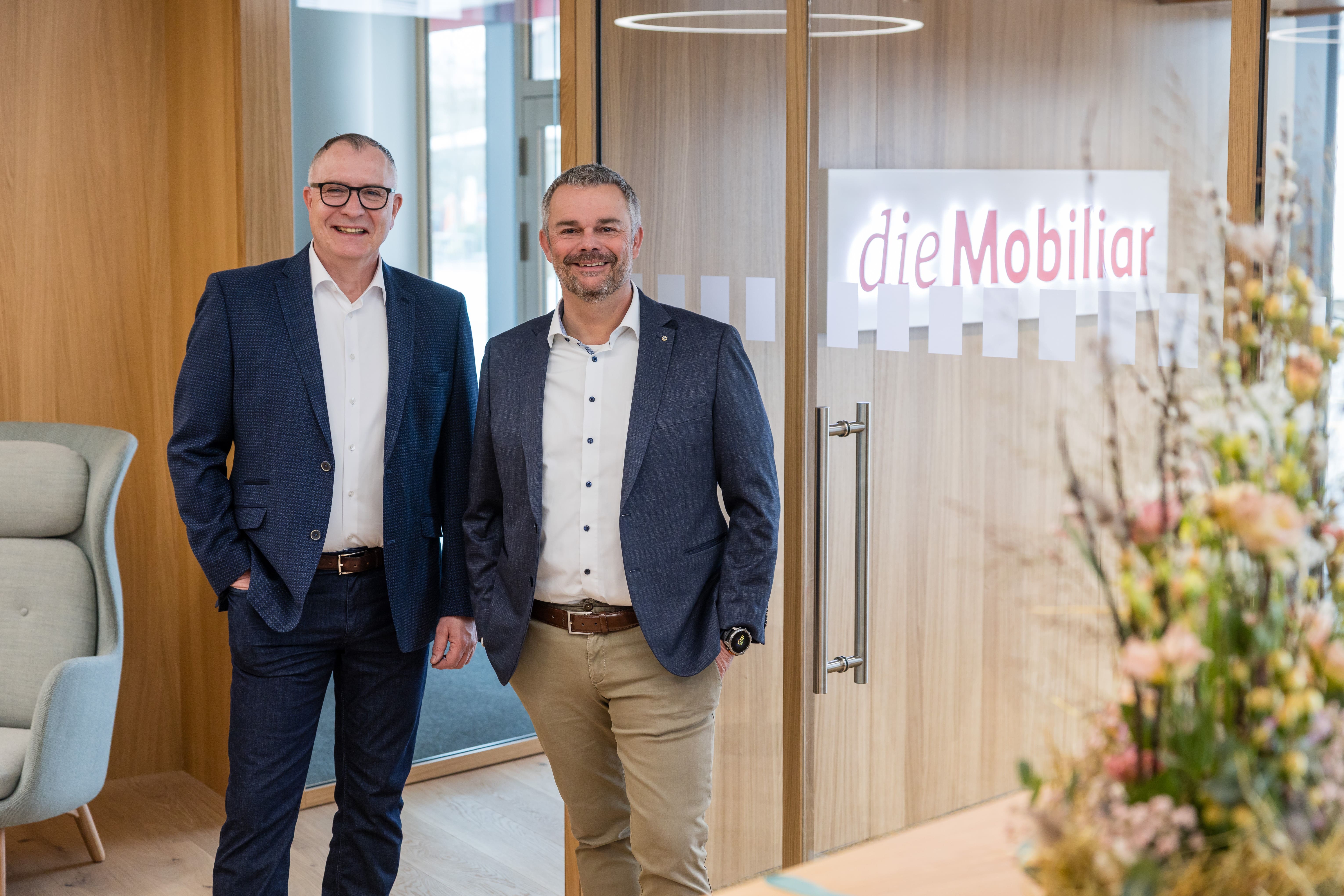 Generalagent Rolf Thumm und Verkaufsleiter Stephan Köpfli freuen sich, die Kundinnen und Kunden am neuen Standort willkommen zu heissen.