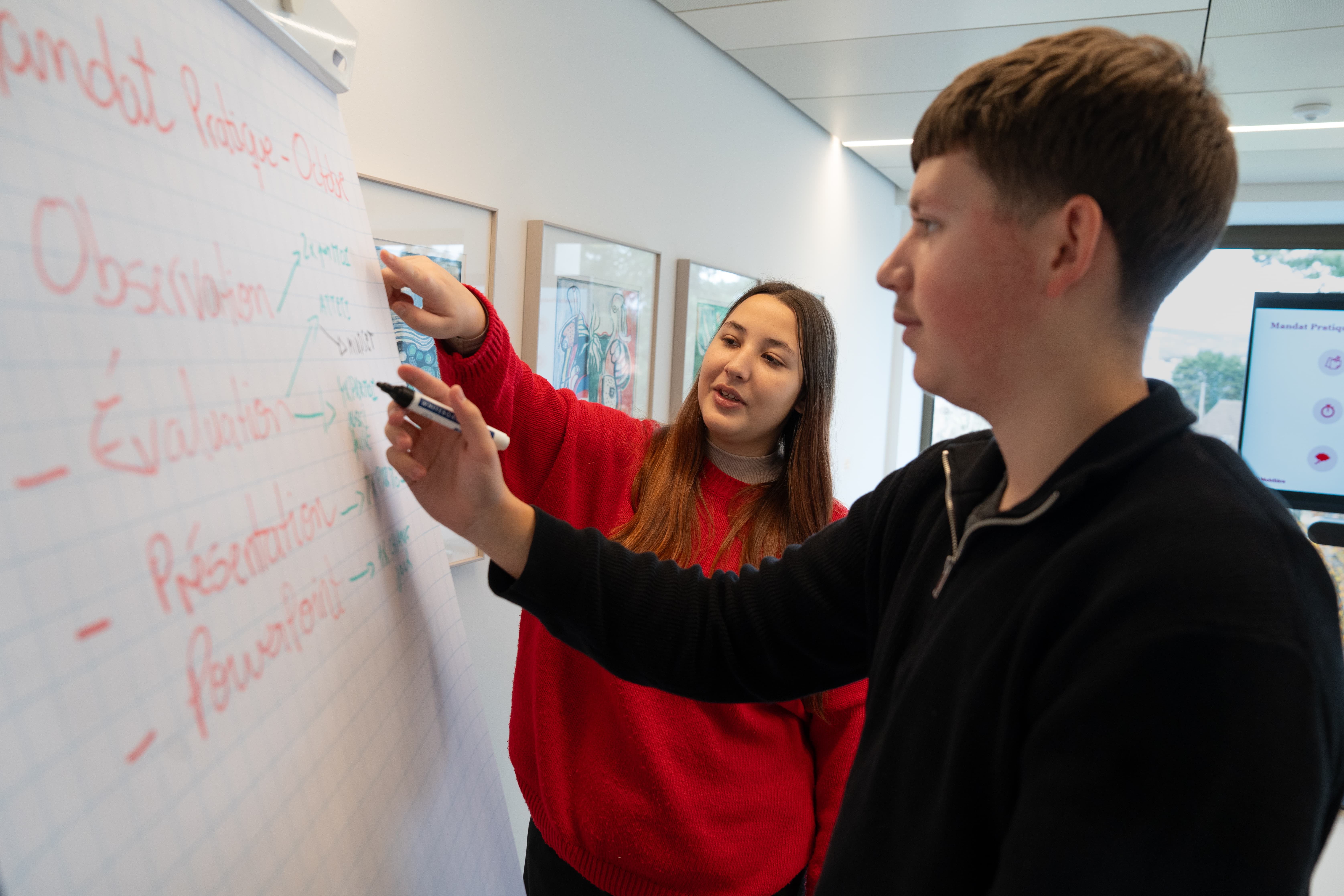 deux jeunes travaillent ensemble