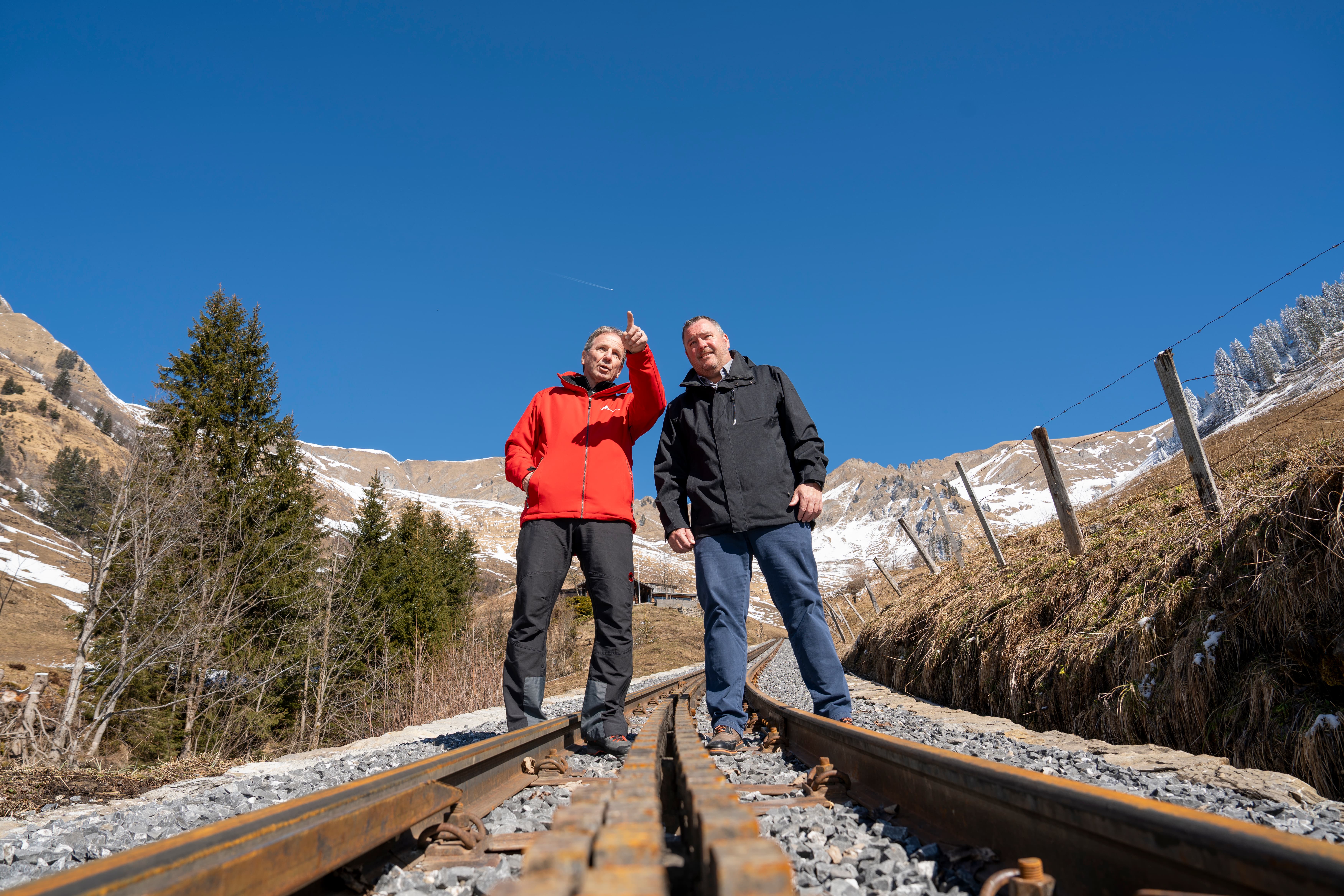 Guido Wittwer von der Generalagentur der Mobiliar Interlaken-Oberhasli und Peter Flück, Verwaltungsratspräsident der Brienz Rothorn Bahn, stehen auf dem Trassee der Brienz Rothorn Bahn und begutachten den Schaden des Unwetters vom 12. August 2025.