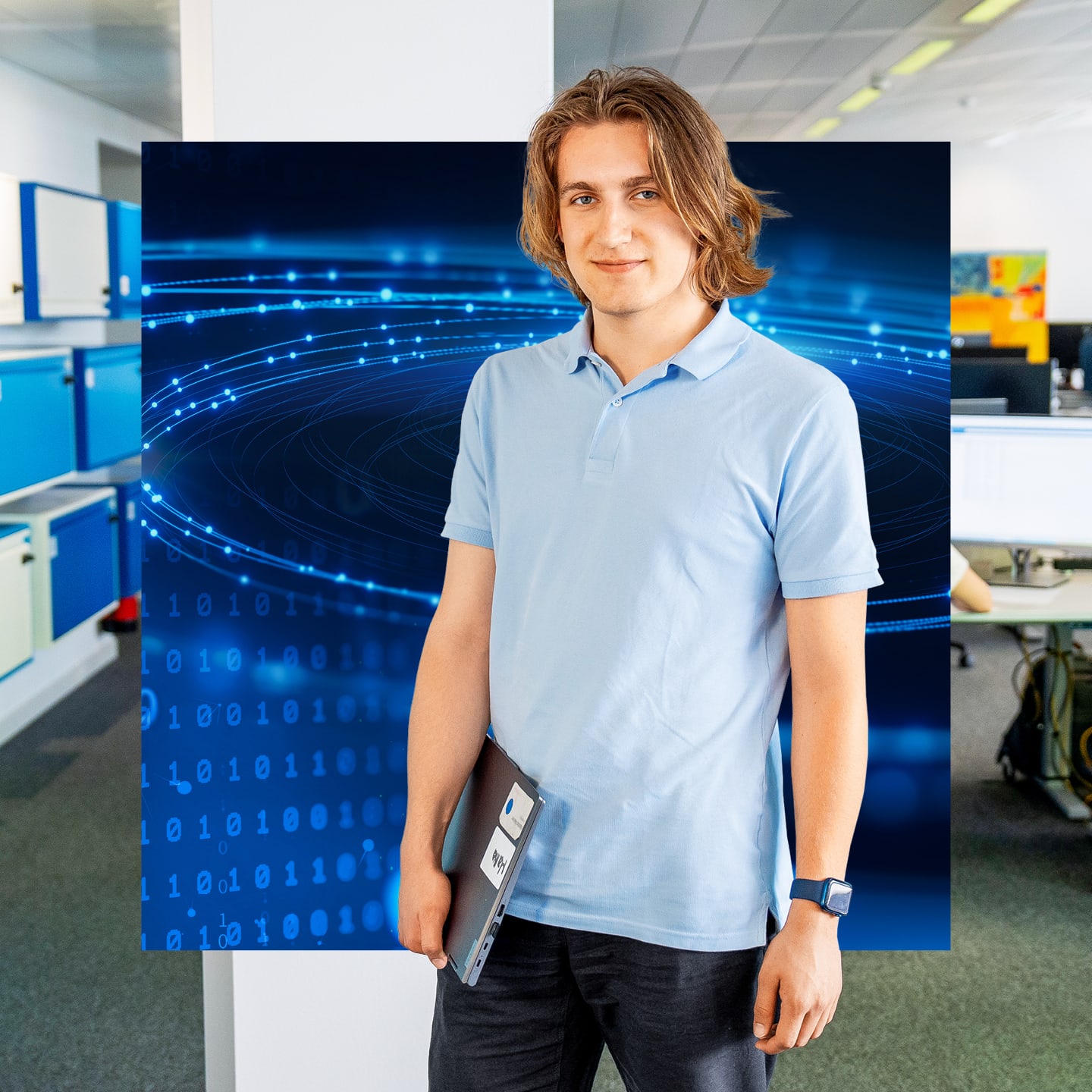 Apprenti informatique avec son notebook à la main