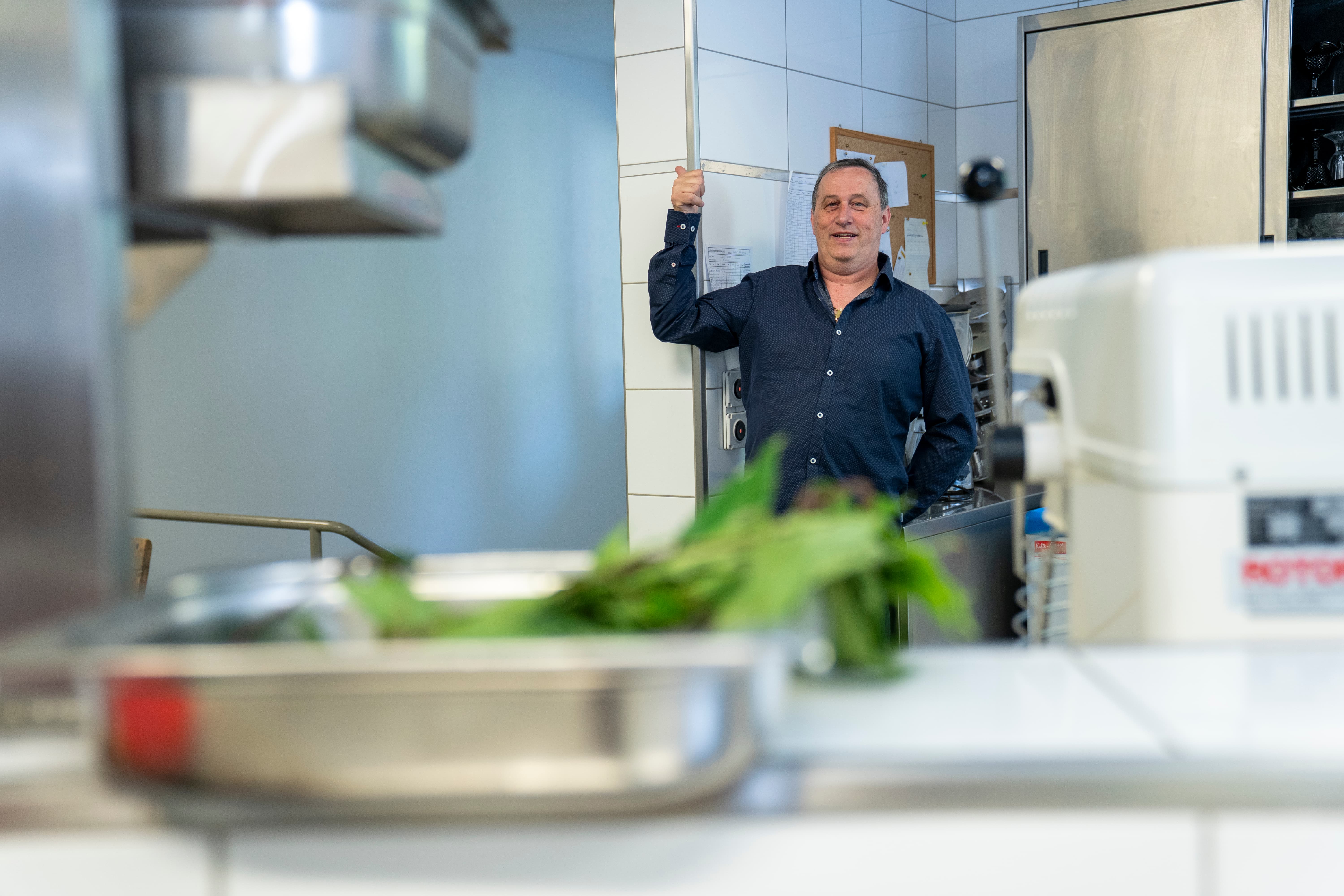 Erich Frunz, tenancier du restaurant Metzgern, à Sarnen, dans les cuisines de son établissement.