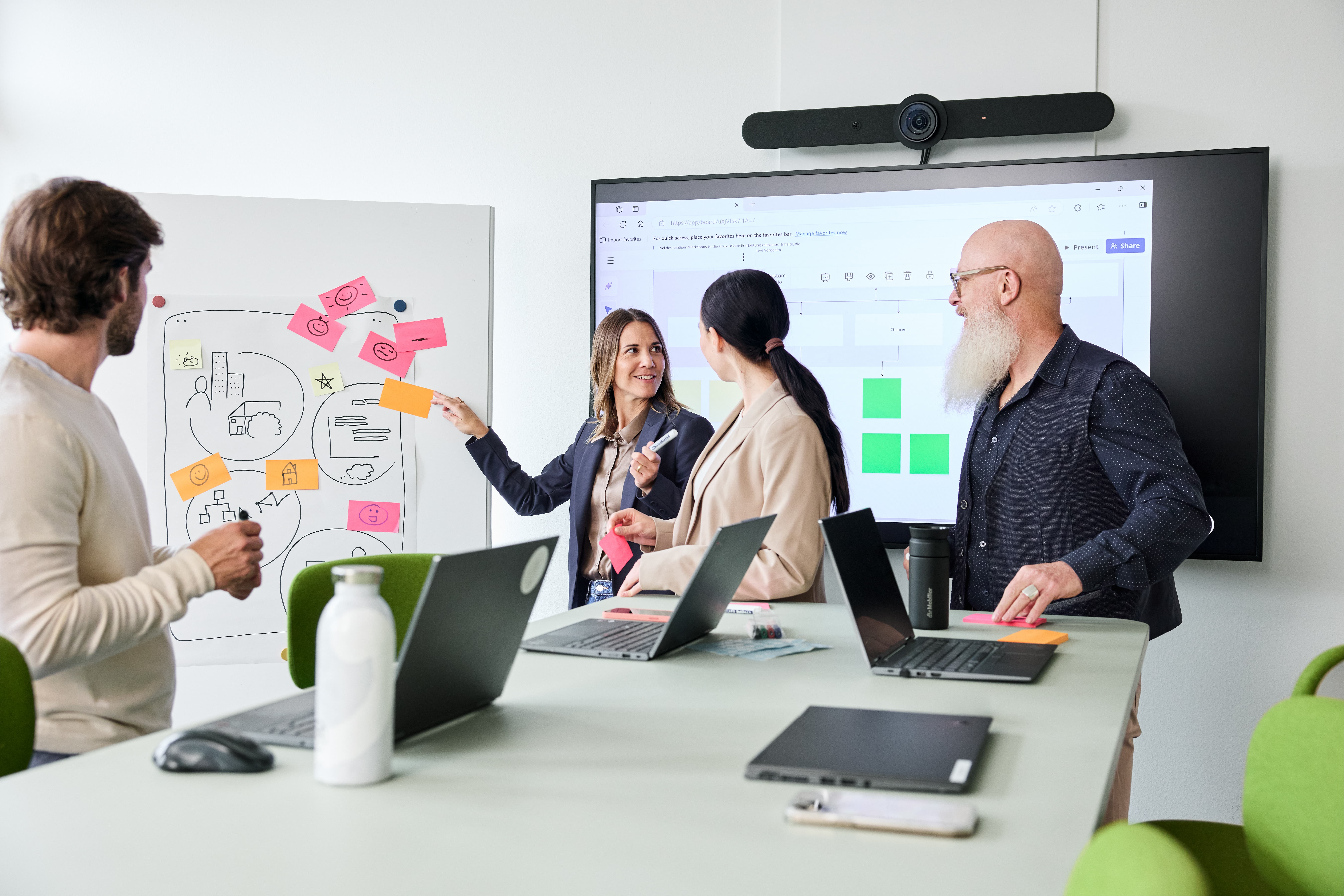 Cinq personnes dans une discussion