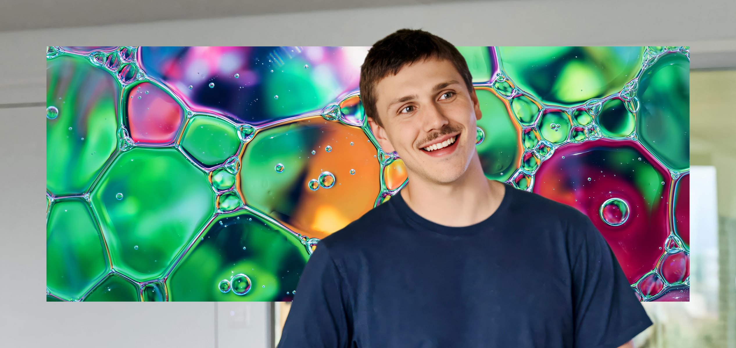 Junge Person lachend im Fokus