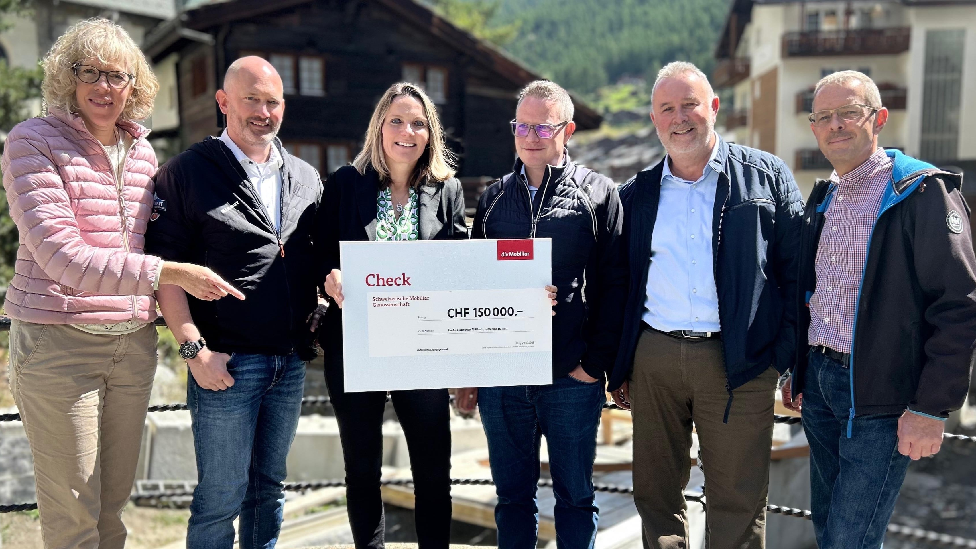 (v.l.n.r.) Romy Biner-Hauser (Gemeindepräsidentin Zermatt), Oliver Summermatter (Stellvertretender Gemeindeschreiber), Manuela Zentriegen (Versicherungs- und Vorsorgeberaterin der Mobiliar Oberwallis), Jürgen Brigger (Leiter Kompetenzzentrum KMU & Vorsorge der Mobiliar Oberwallis), Roland Lüthi (Generalagent der Mobiliar Oberwallis) und Reto Graven (Leiter Tiefbau)