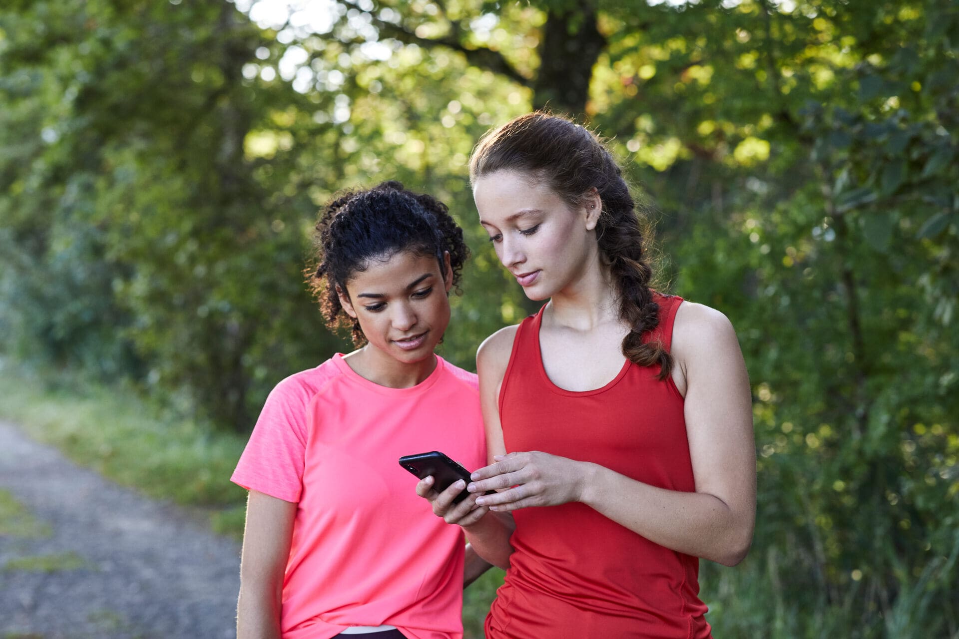 Due donne nel bosco durante una pausa jogging