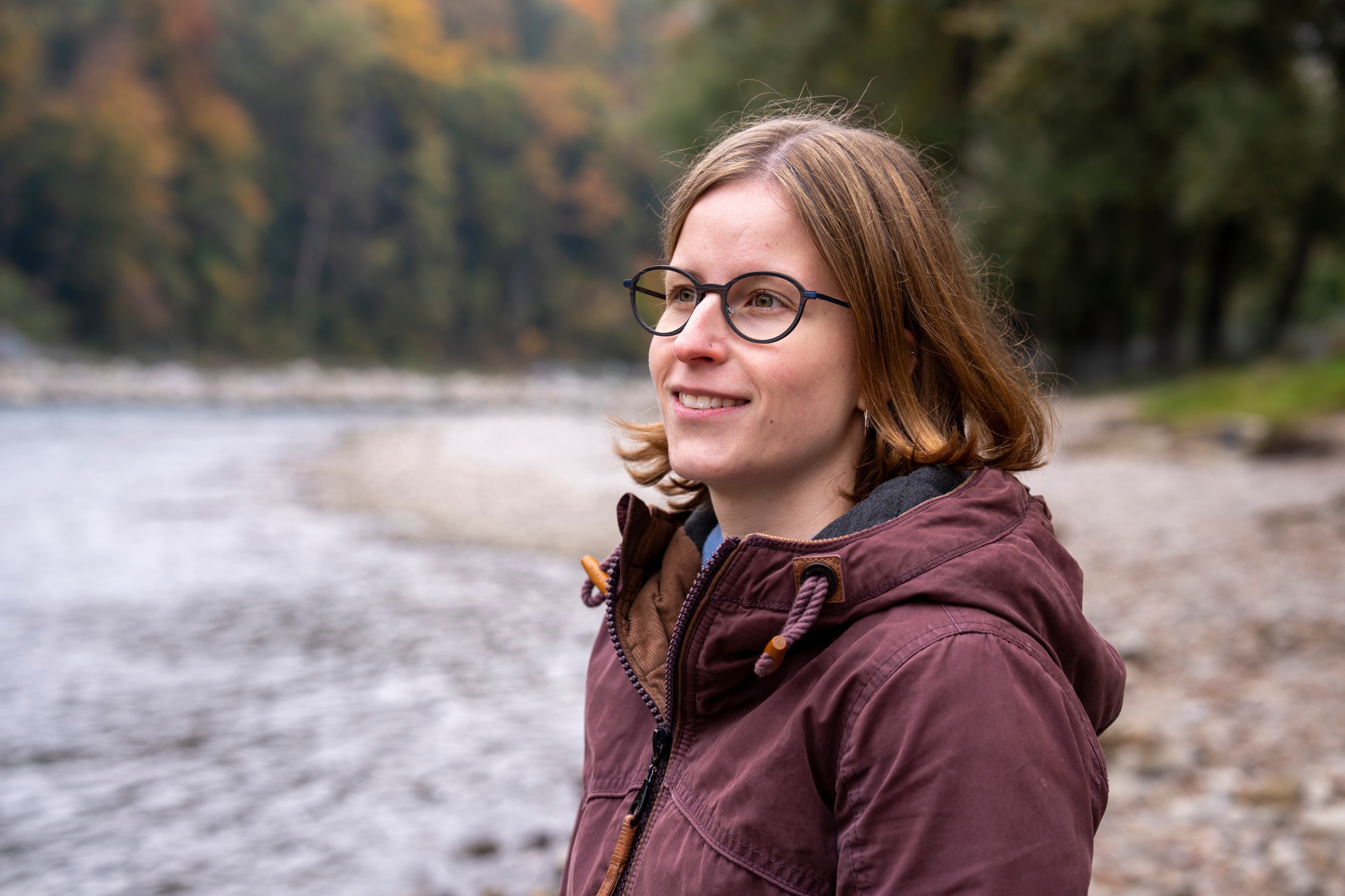 Jessica Kramer steht an einem Fluss