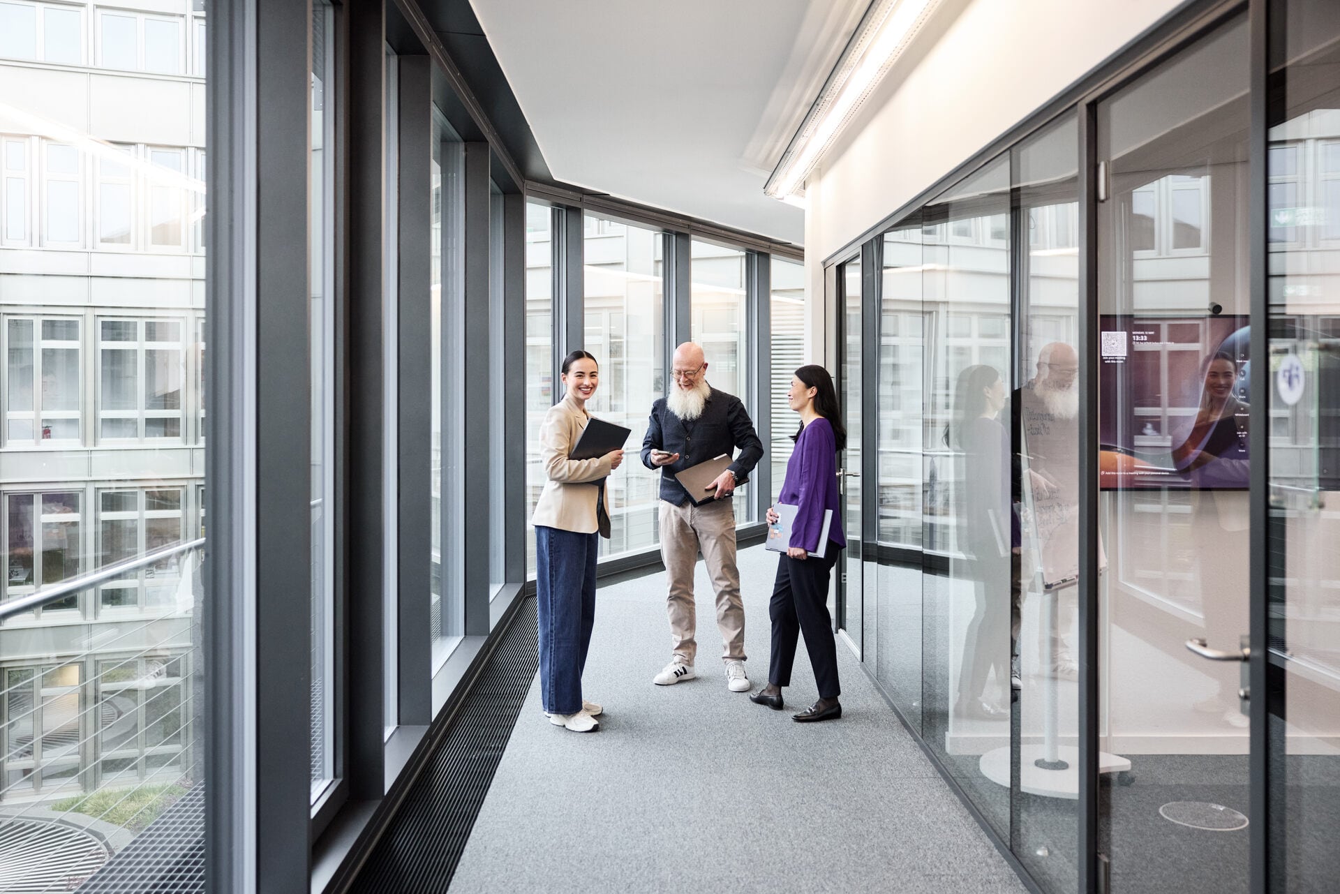 Espace de retrait calme au bureau favorisant la concentration et la santé mentale.