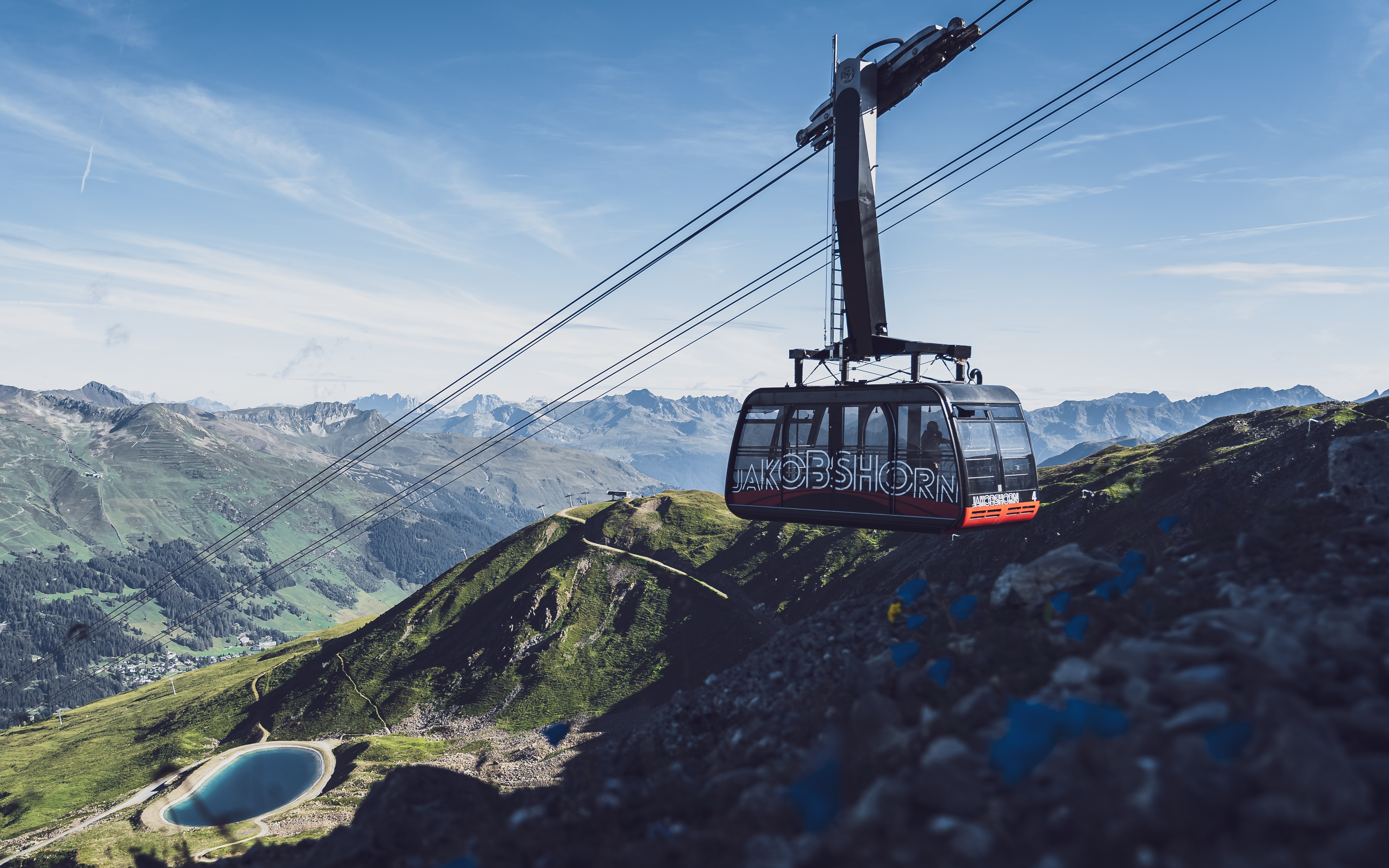 eine Bergseilbahn mit Bergpanorama