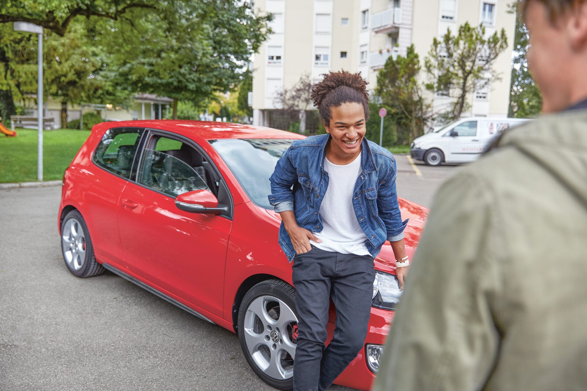 Due giovani uomini con una macchina