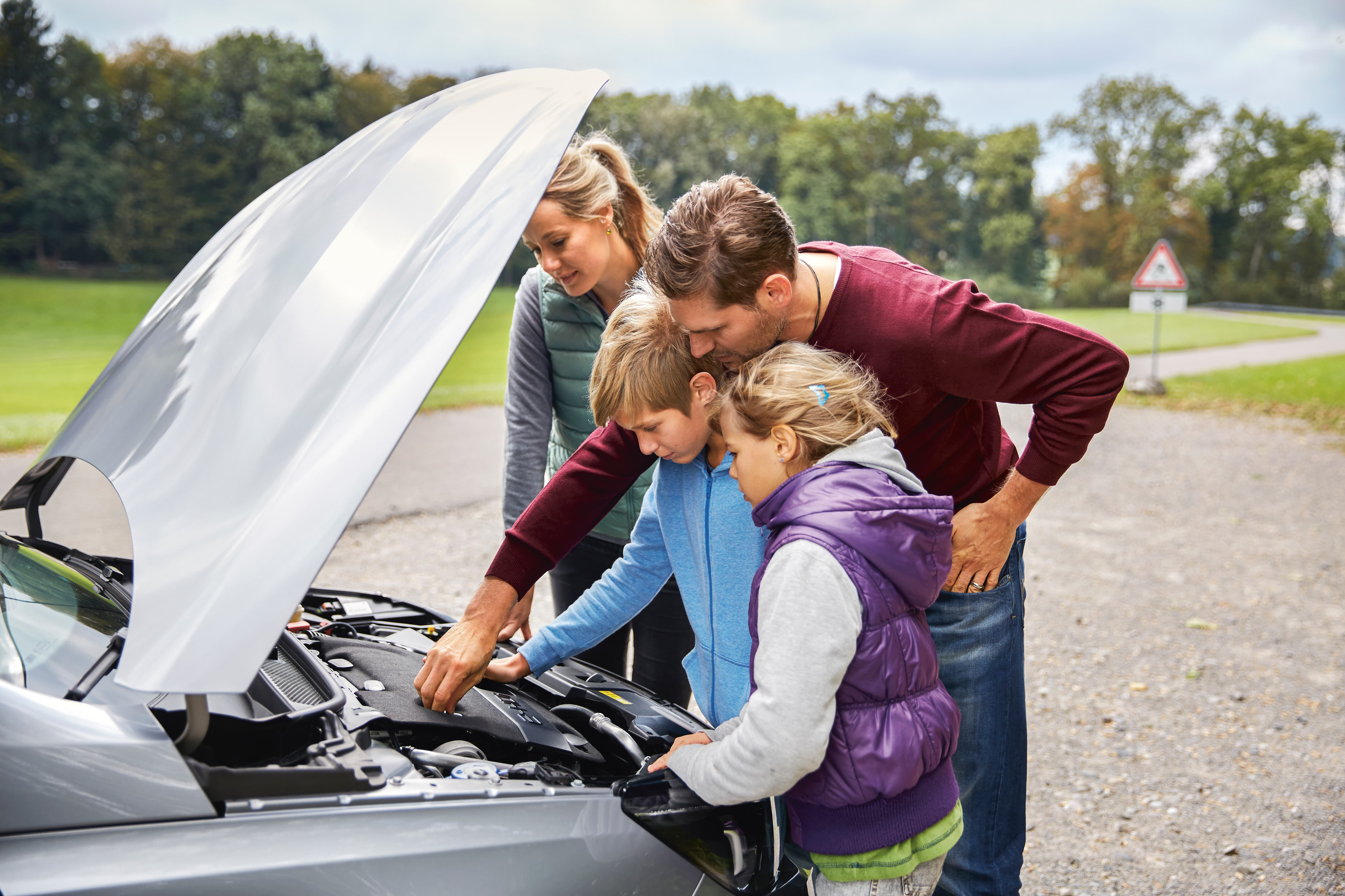 Familie hat eine Autopanne
