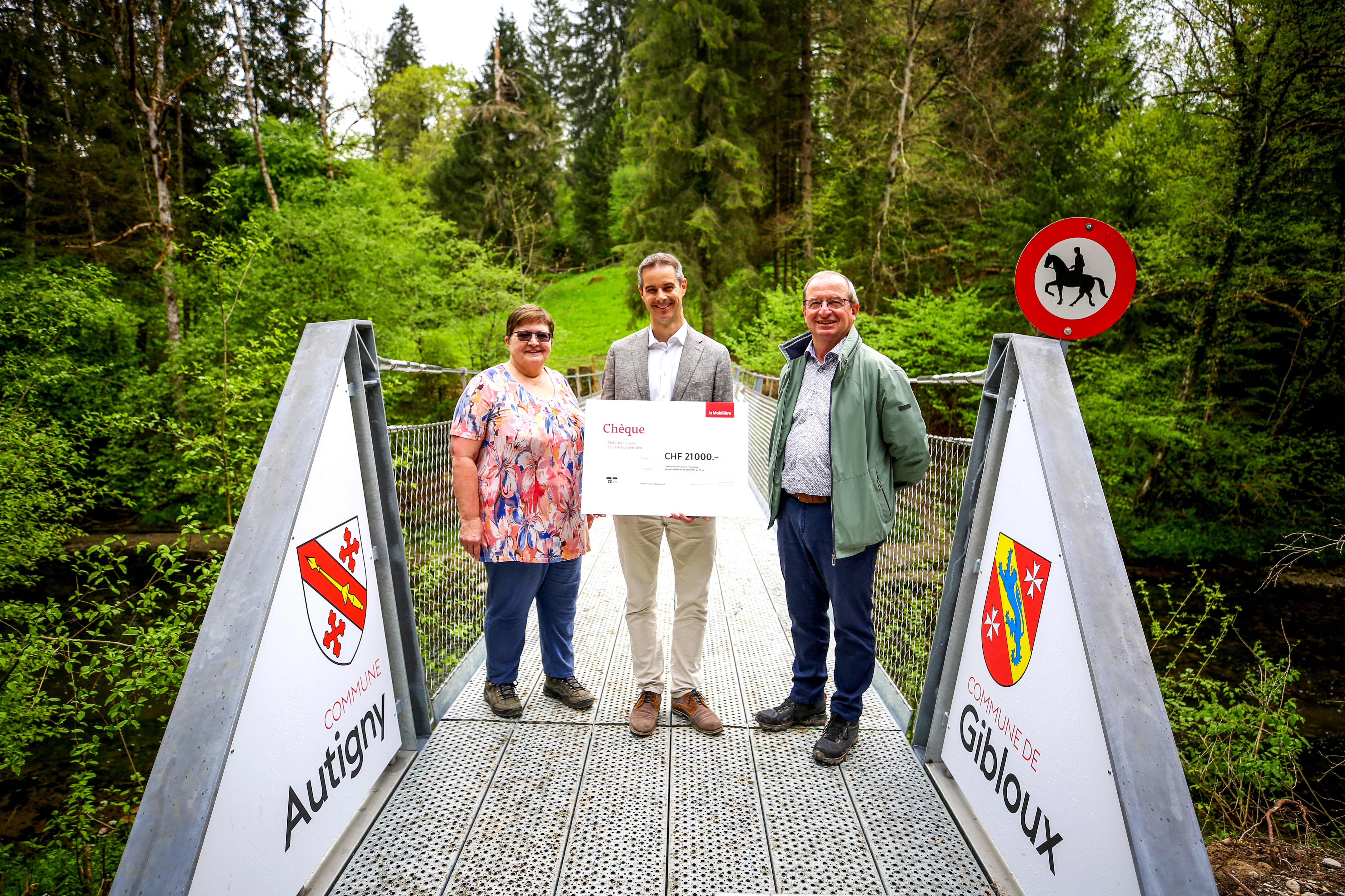 De gauche à droite: Dominique Haller Sobritz, syndique d’Autigny, Julien Descloux, agent général la Mobilière Fribourg Région, Dominique Ayer, conseiller communal de Gibloux.