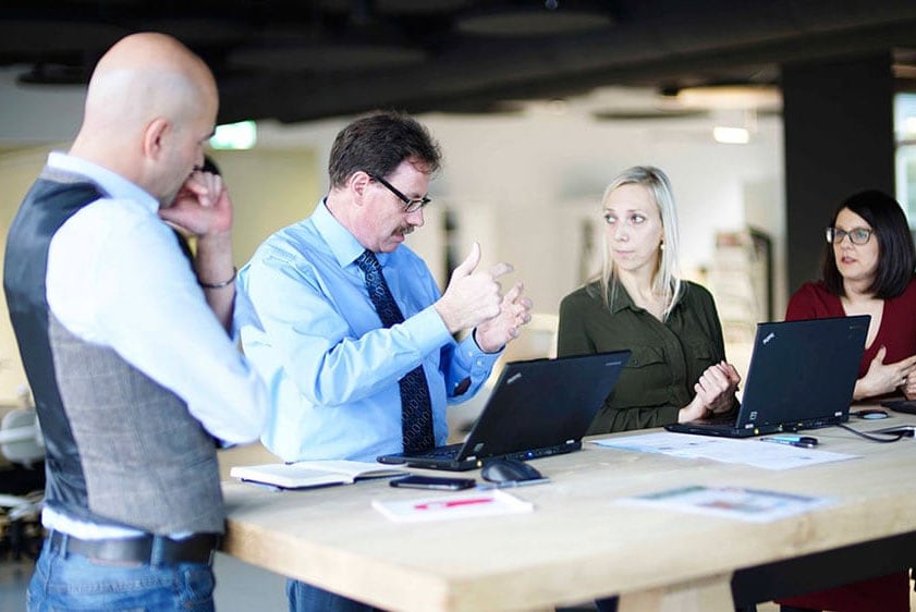 Mehrere Personen diskutieren zusammen