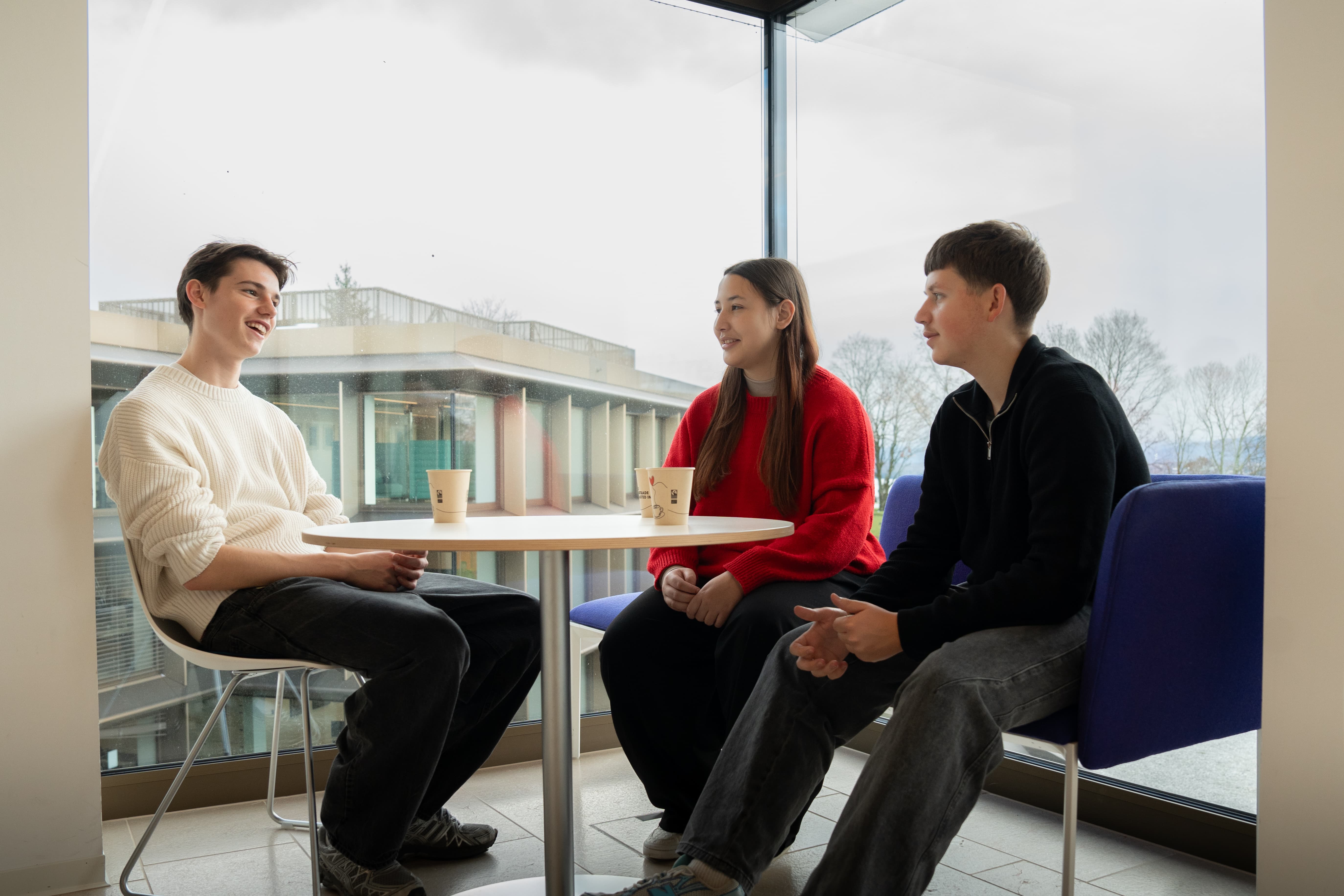 Les jeunes font une pause ensemble