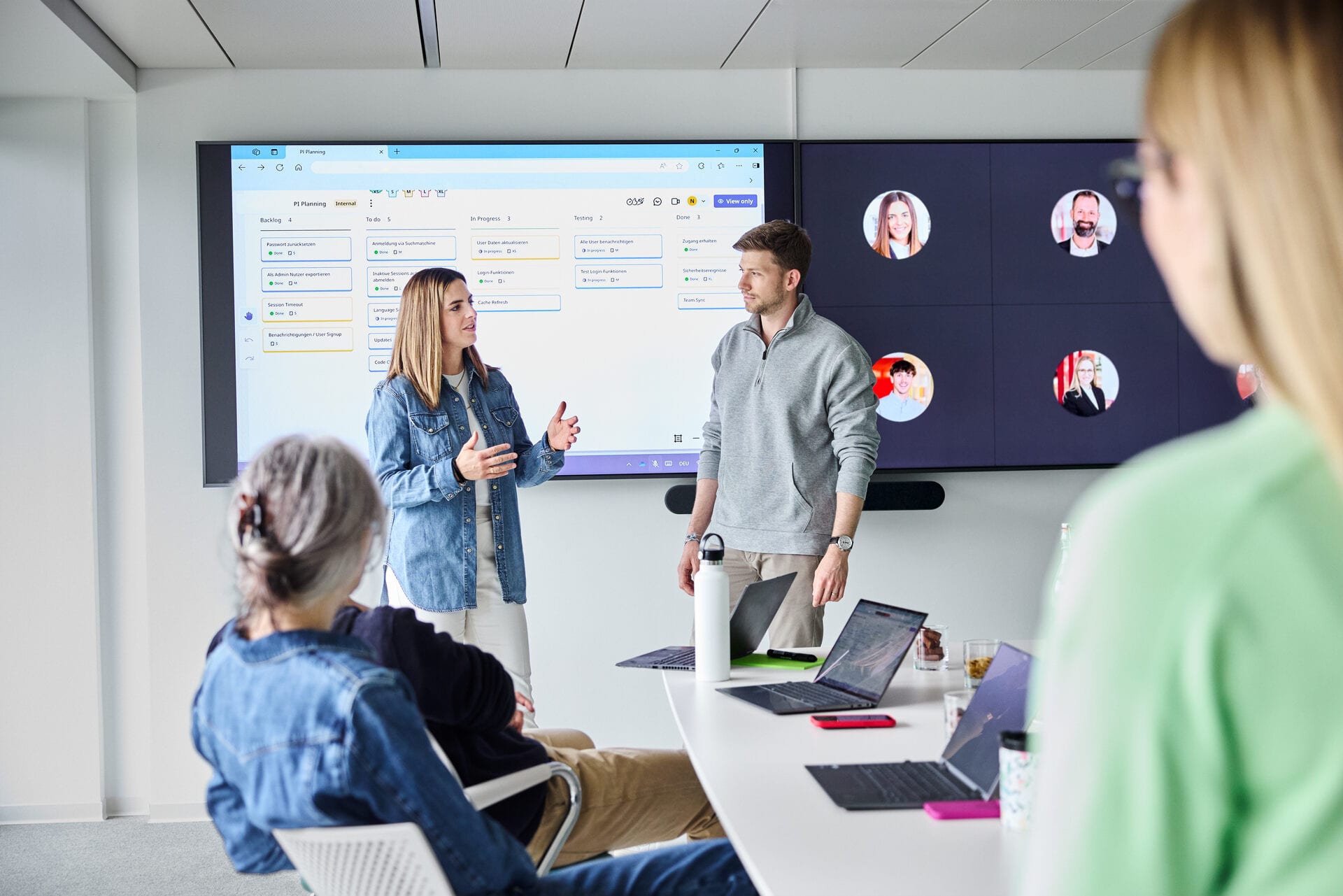 Mitarbeitende haben ein Meeting