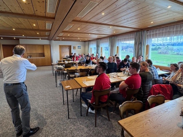 Personen sitzen in einem Raum