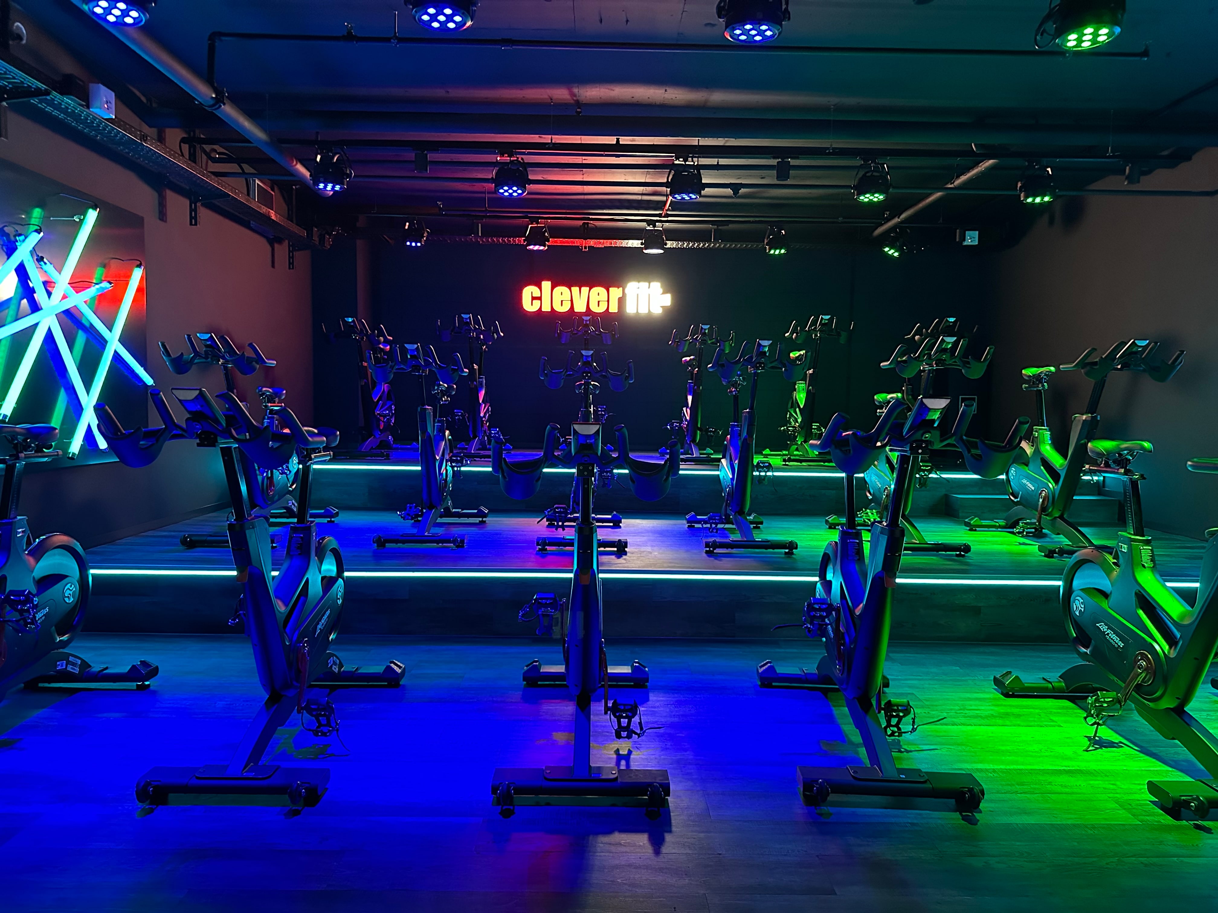 Fitnessstudio bei grünem und blauen Licht