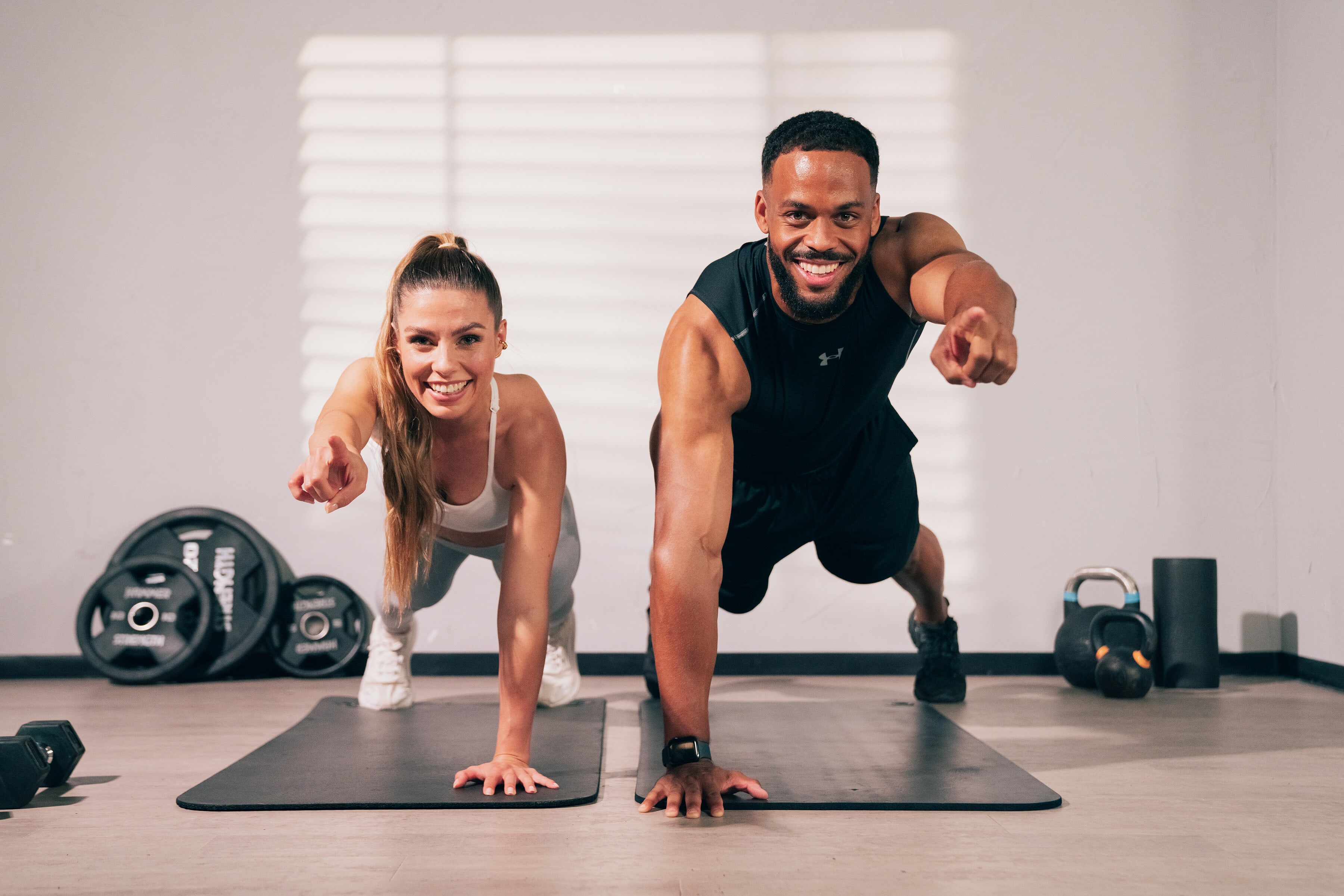 Zwei Personen im Fitnessstudio