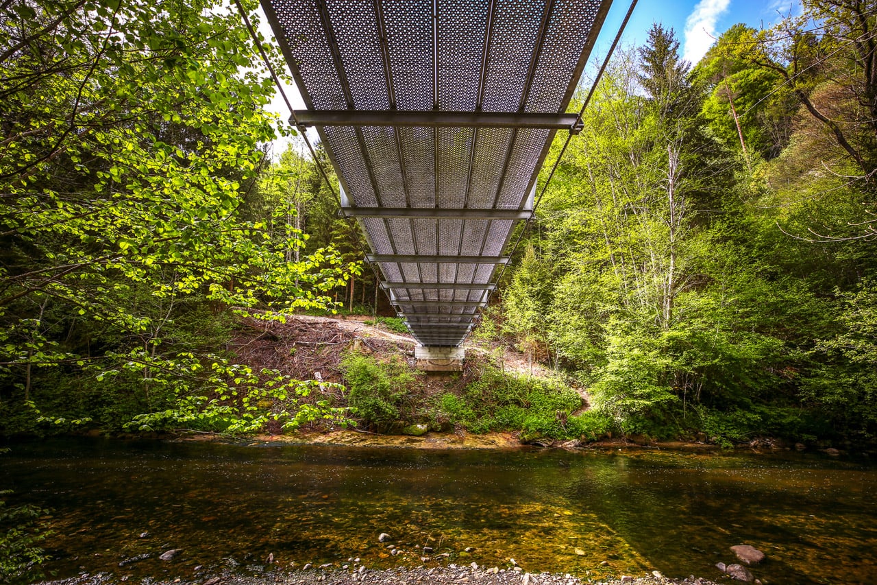 L’acier utilisé pour le tablier garantira la durabilité de la passerelle. 