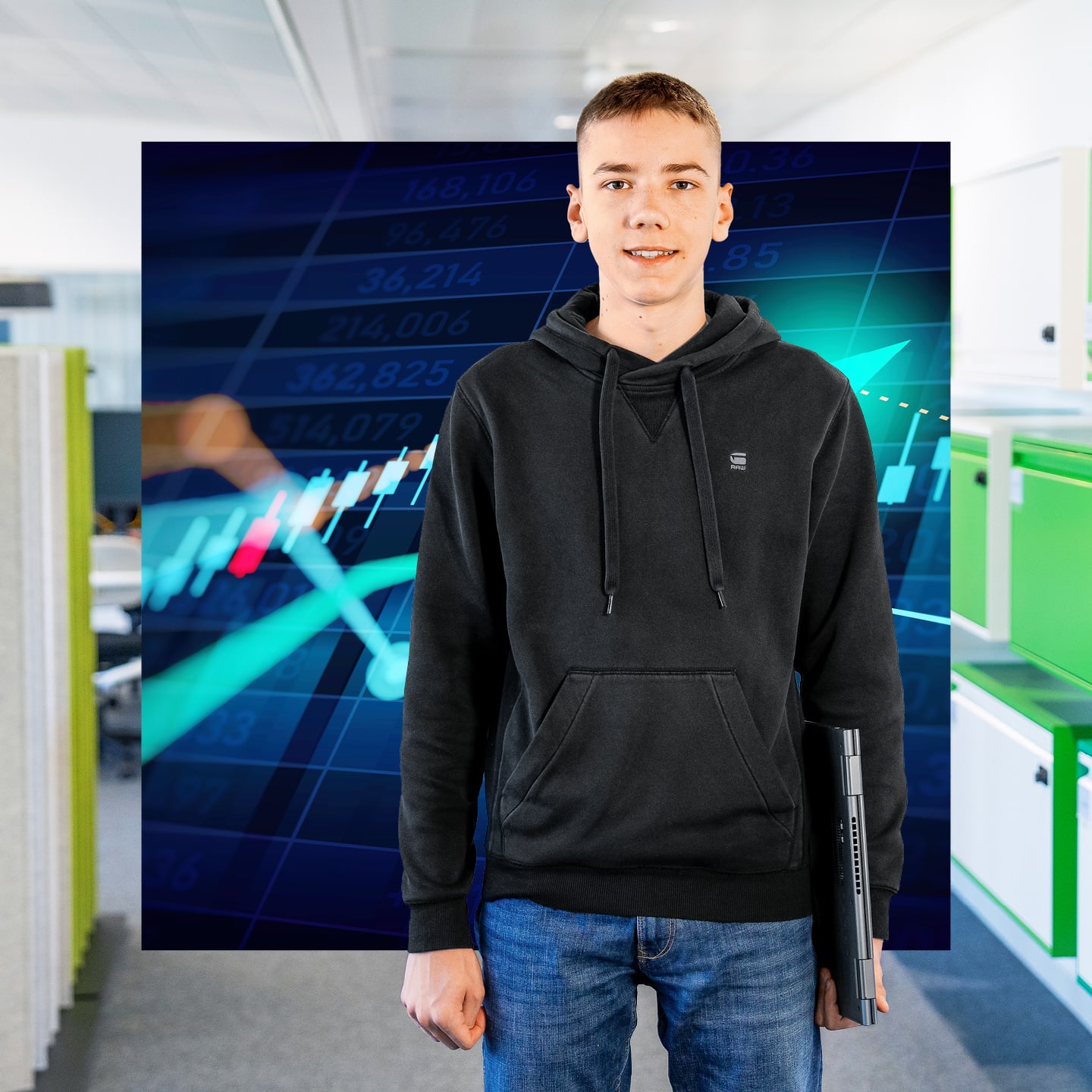 Apprenti employé de commerce avec son notebook à la main