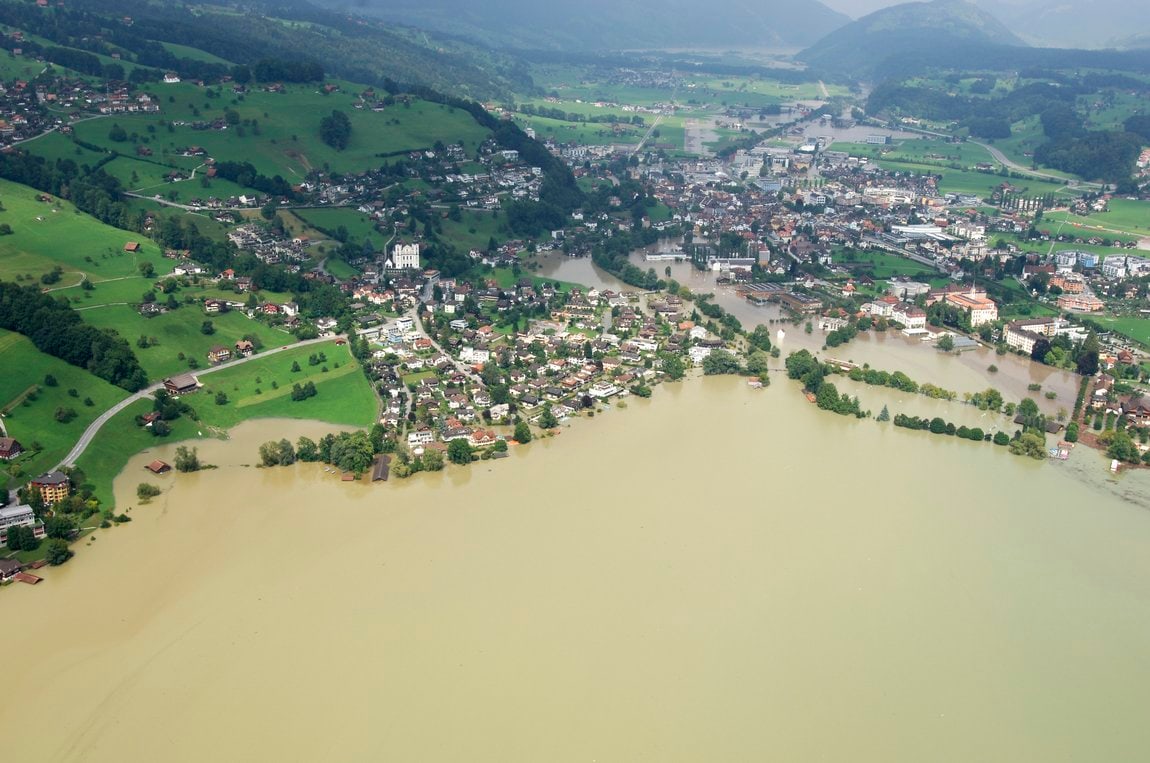 Luftbildaufnahme von Sarnen während Hochwasser 2005.