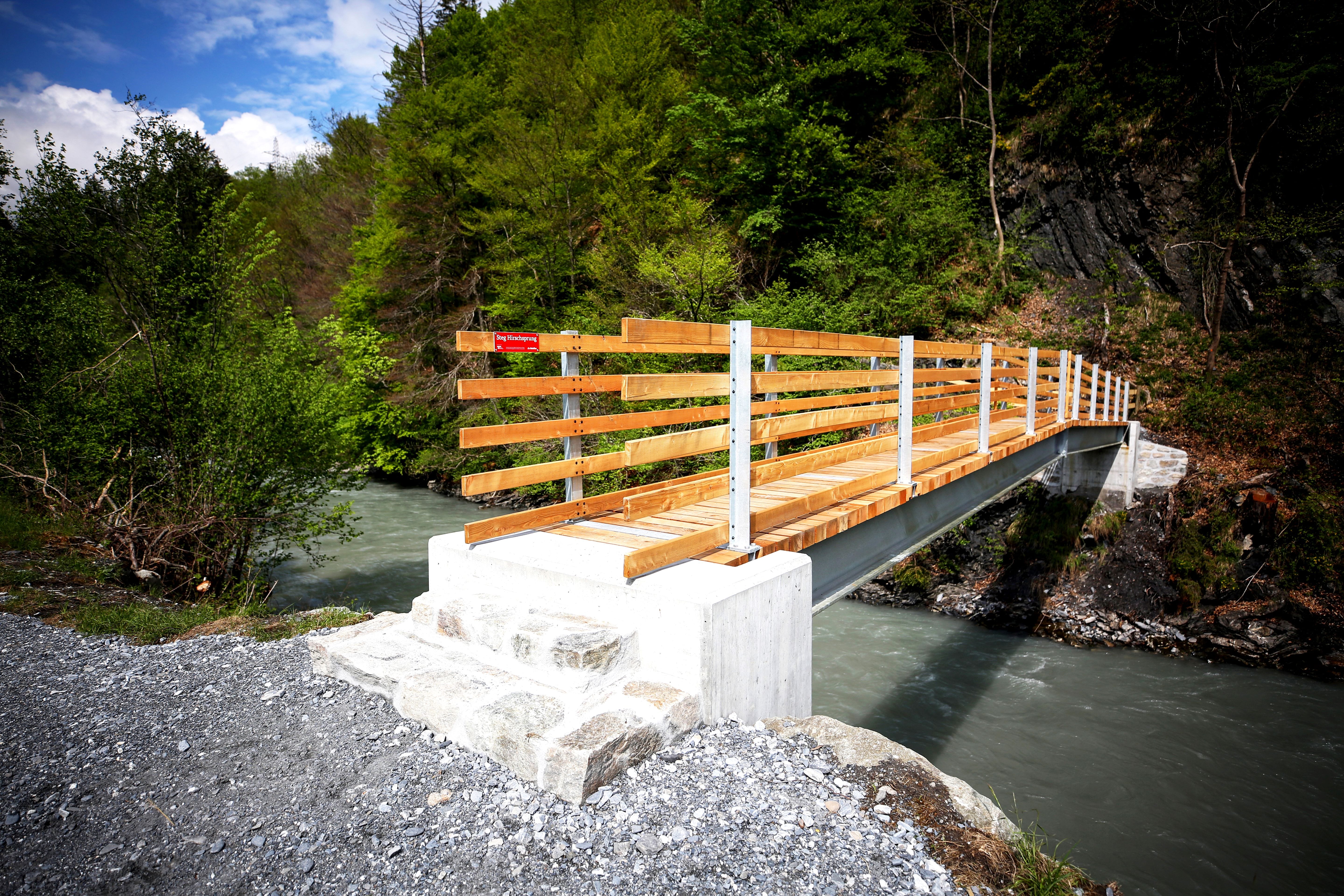Die neu errichtete Brücke «Hirschsprung» in Luzein