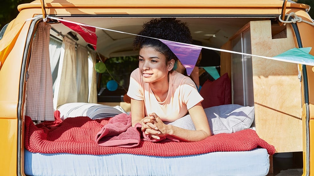 Junge Frau in einem VW Bus