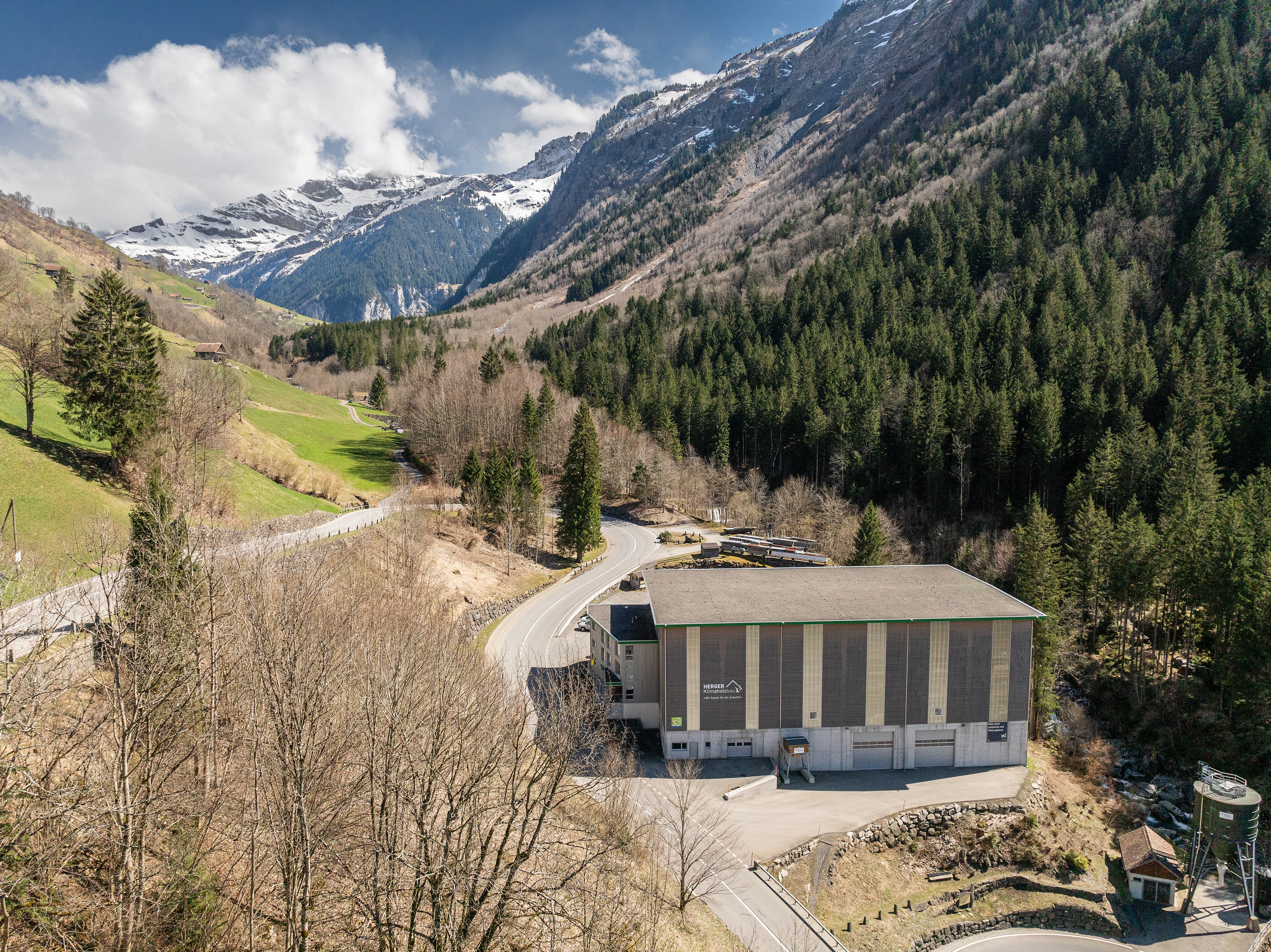 Vue aérienne de la charpenterie-menuiserie Herger Klimaholzbau à Spiringen