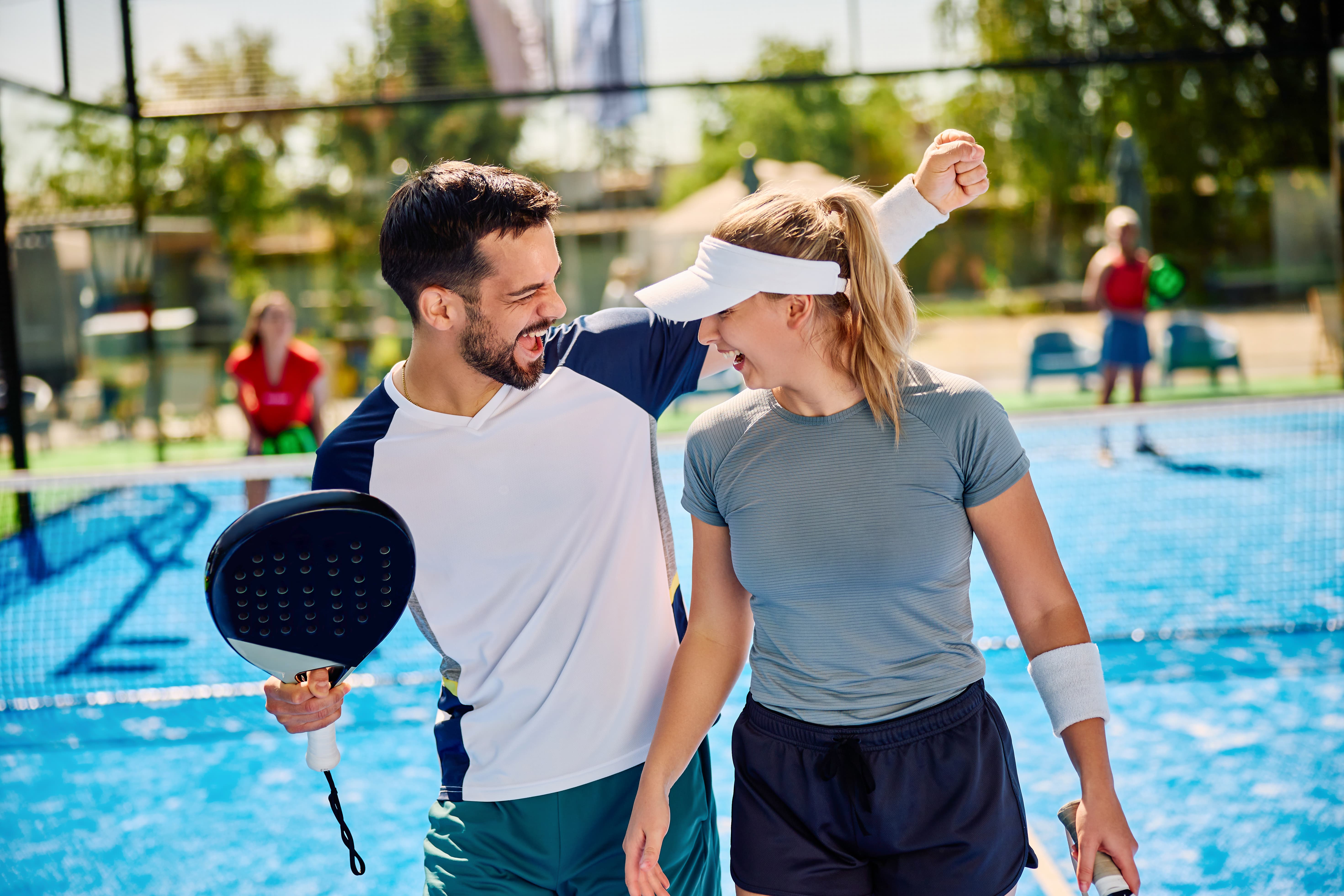 junge Menschen beim padeln