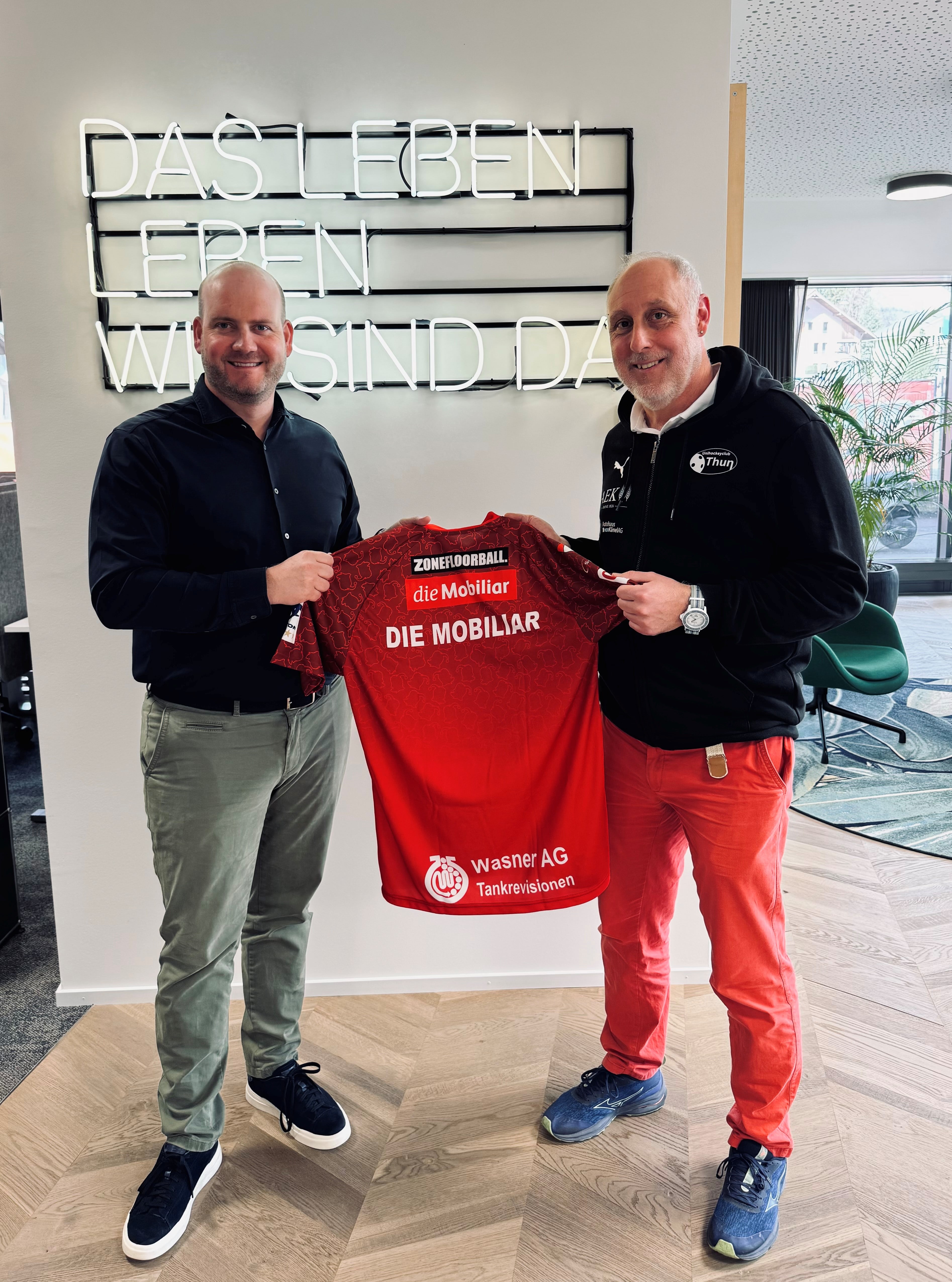 Martin Wenger, Präsident UHC Thun und Julian von Känel, Generalagentur Thun, sind zufrieden mit der erfolgreichen Partnerschaft. 
