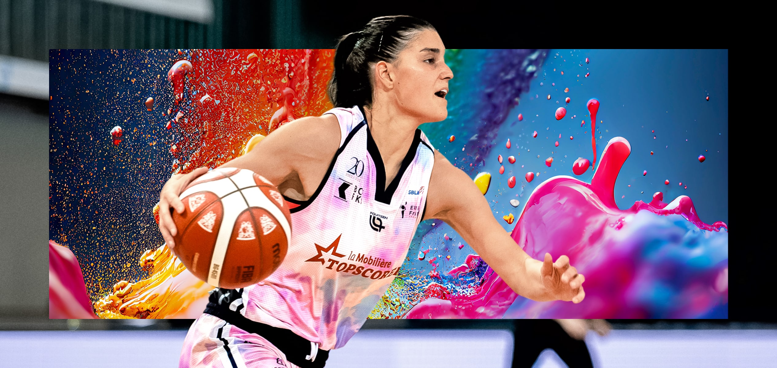 Frau im Sportdress mit einem Basketball an einem Match