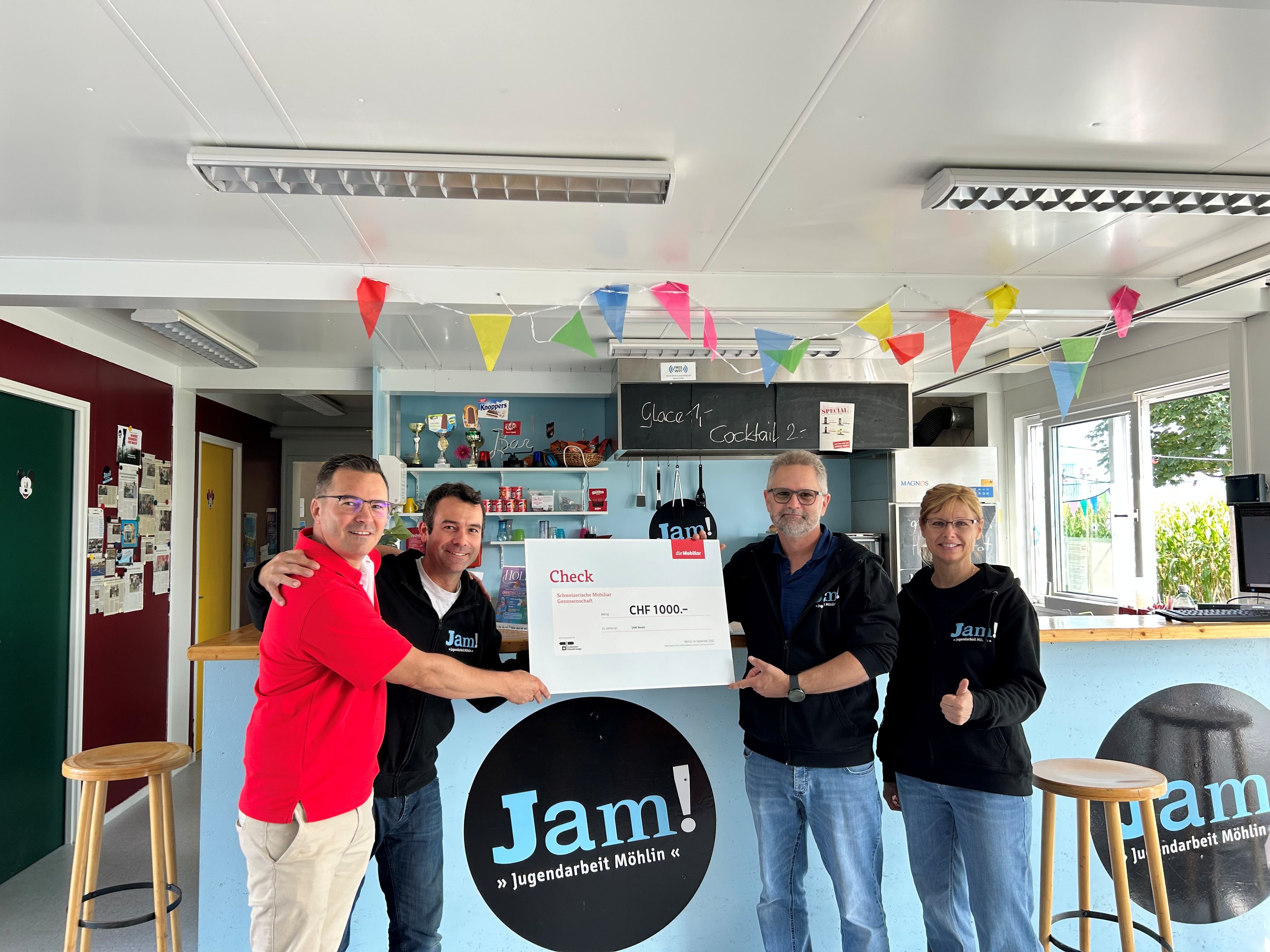 Eine Gruppe hält einen Mobiliar Check vor dem JAM.