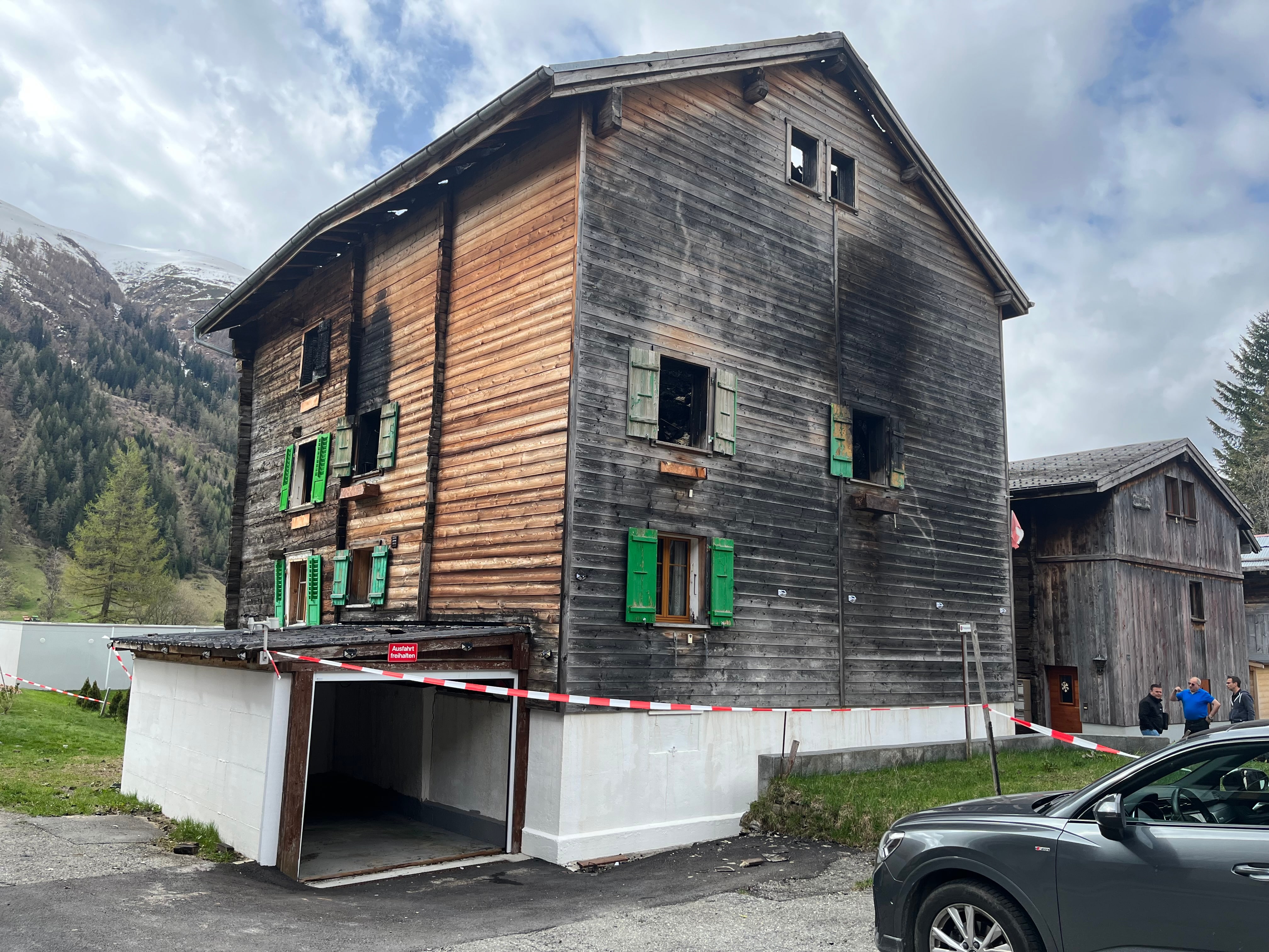 Ein abgebranntes Haus mit Brandspuren.