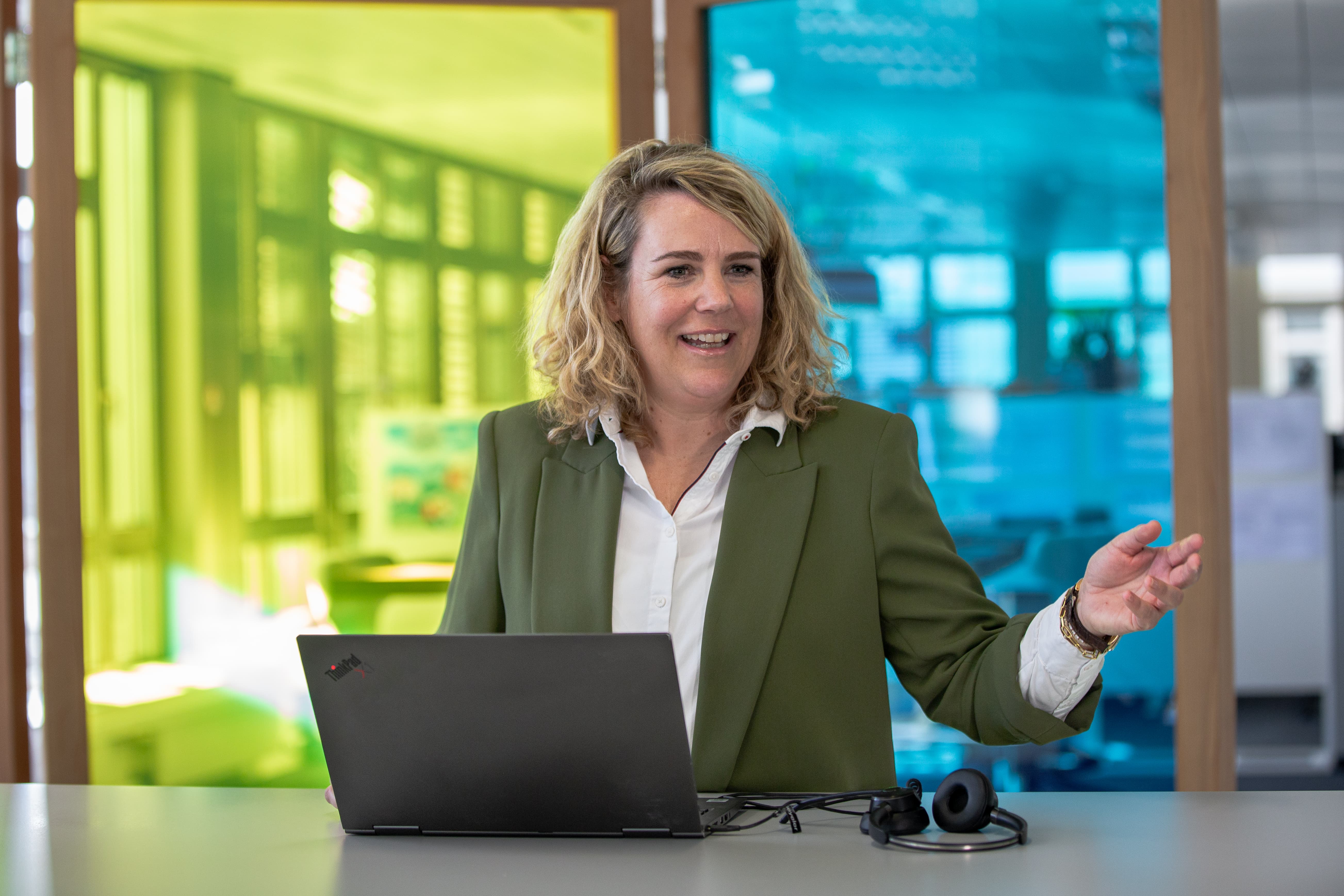 Frau am Laptop gestikuliert 