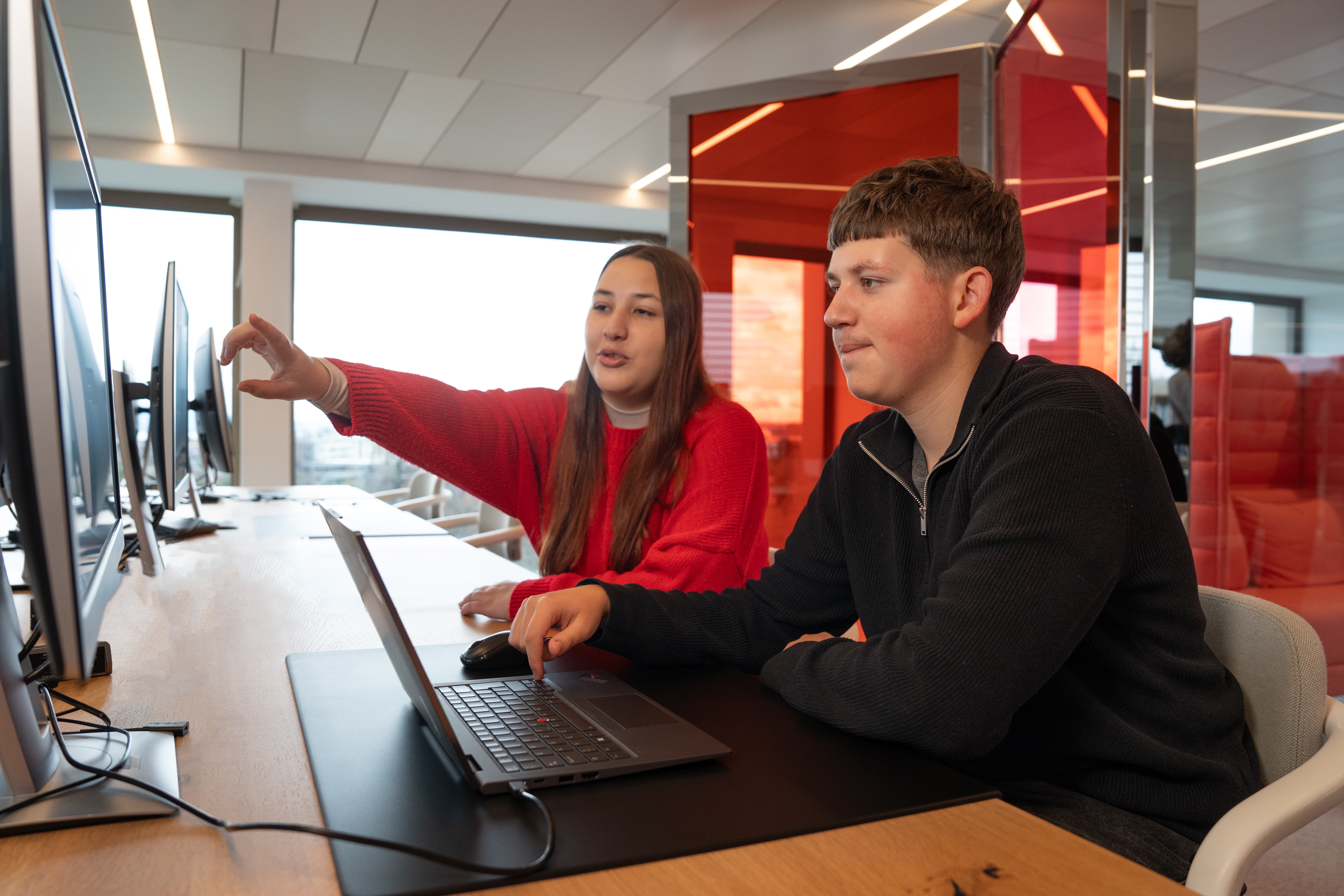 Les jeunes travaillent ensemble