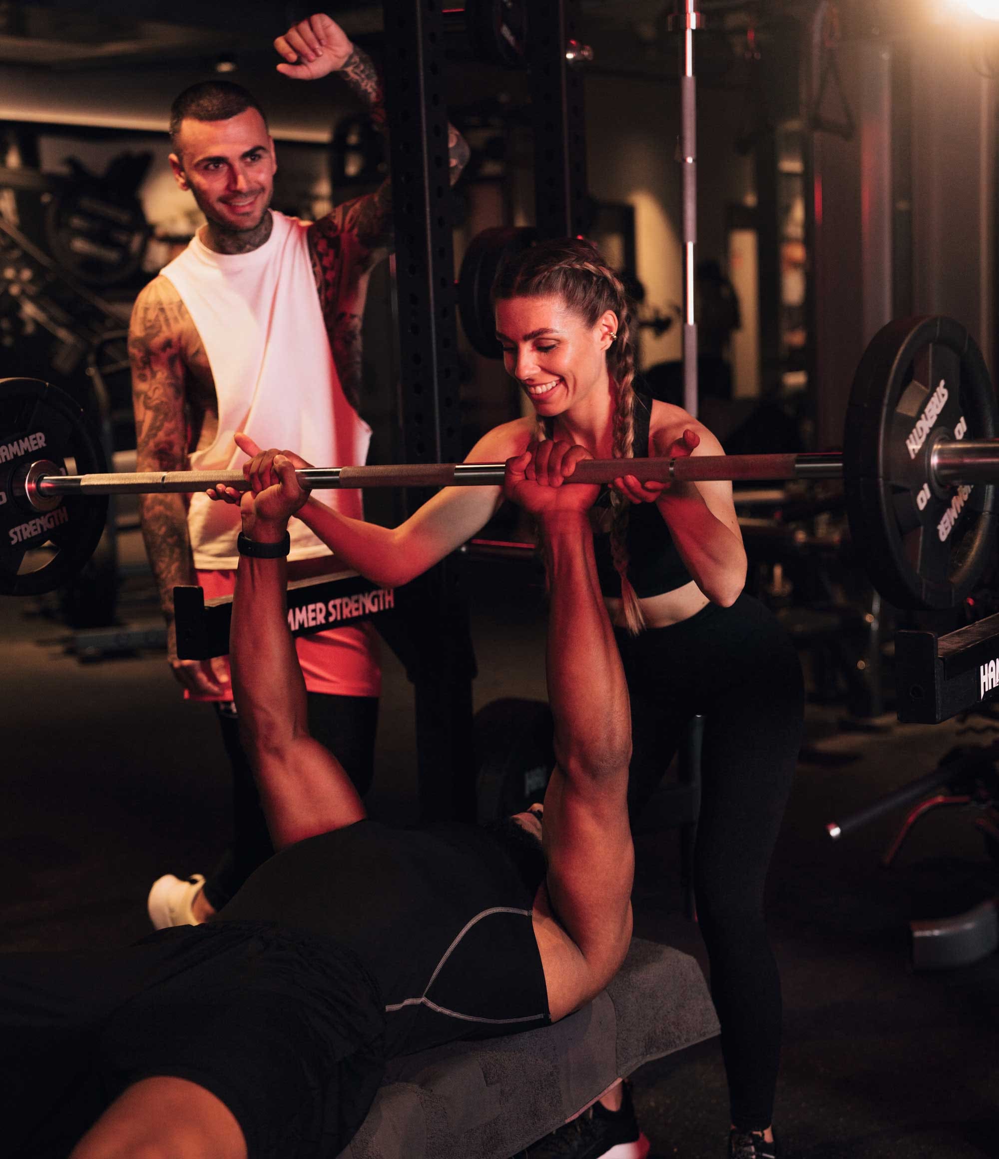 3 Personen im Fitnessstudio