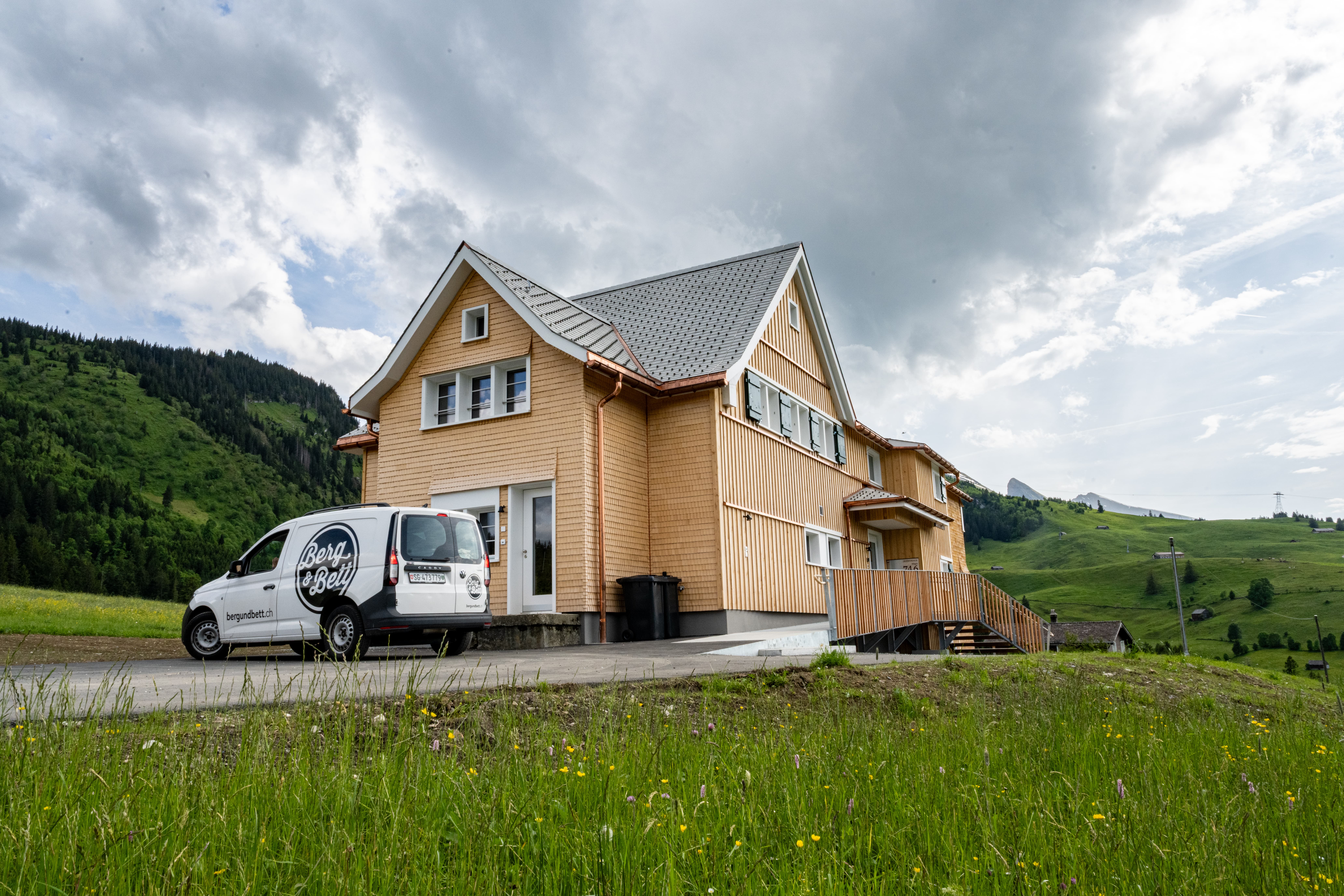 Blick auf das Lagerhaus Jennyhaus. Davor parkiert der Kastenwagen von Berg und Bett.