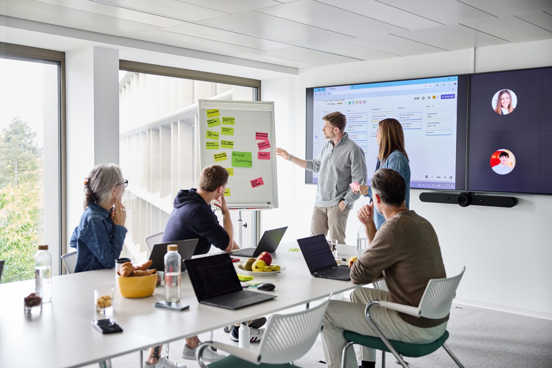 Atelier de gestion de la santé en entreprise : une équipe planifie des mesures pour l’organisation du travail et la santé.