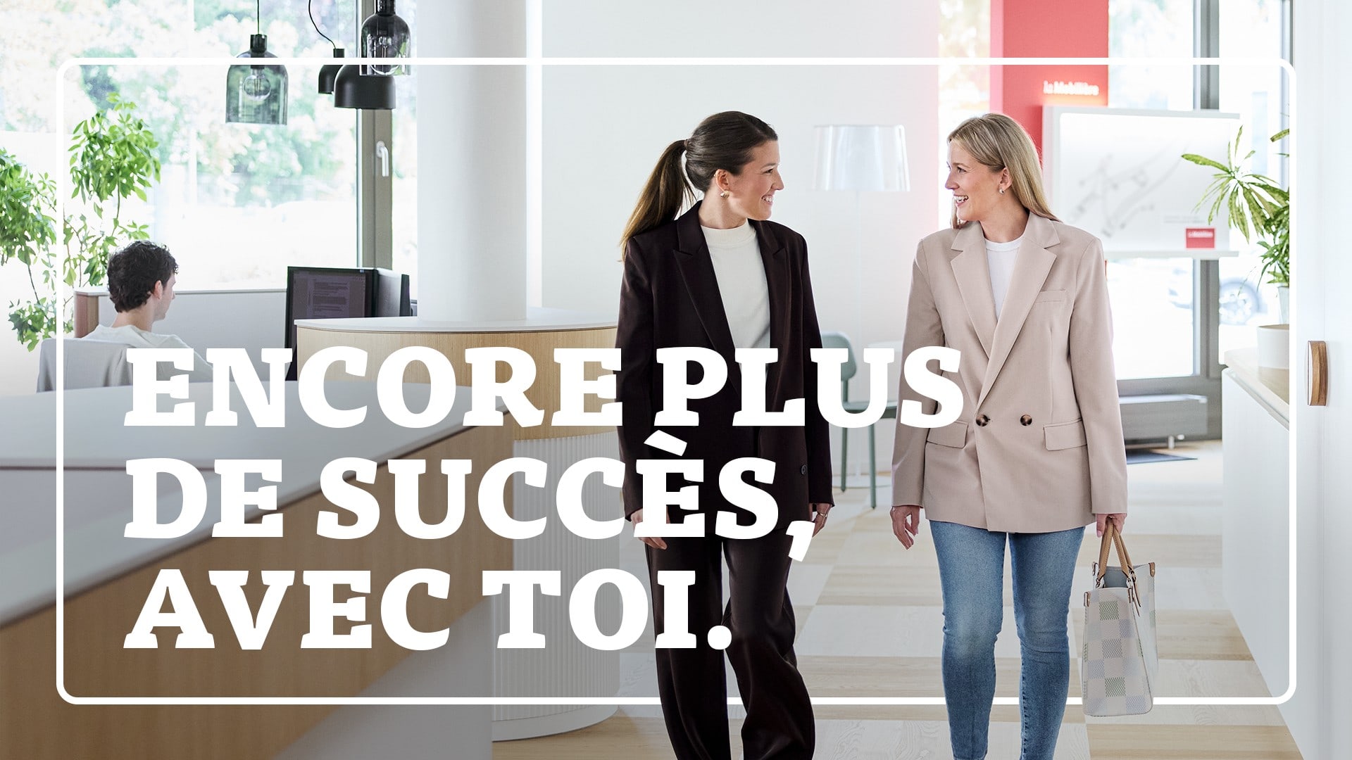 La cliente et la conseillère de vente dans l’entretien approfondi