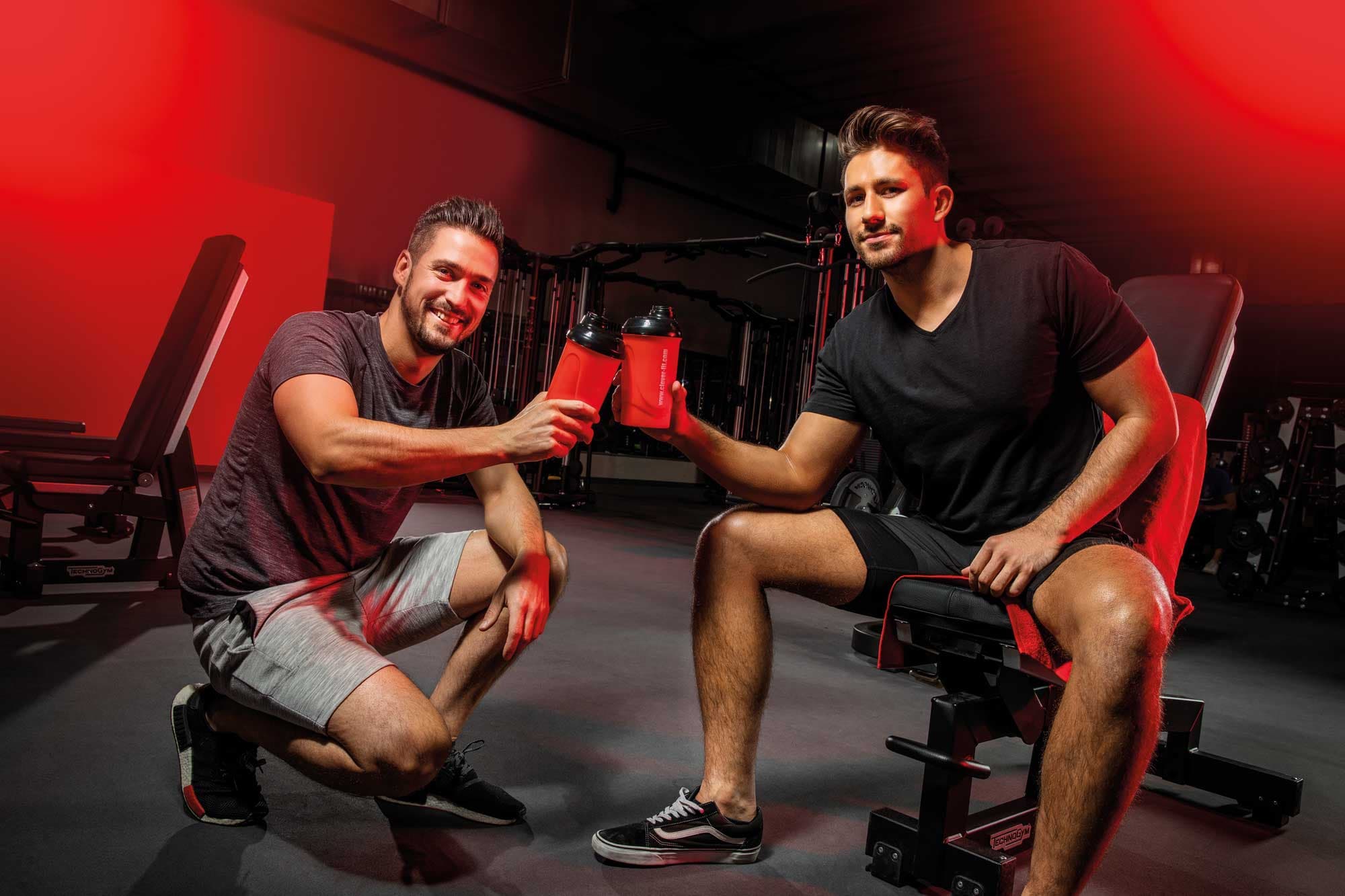 Zwei Personen trinken einen Protein Shake