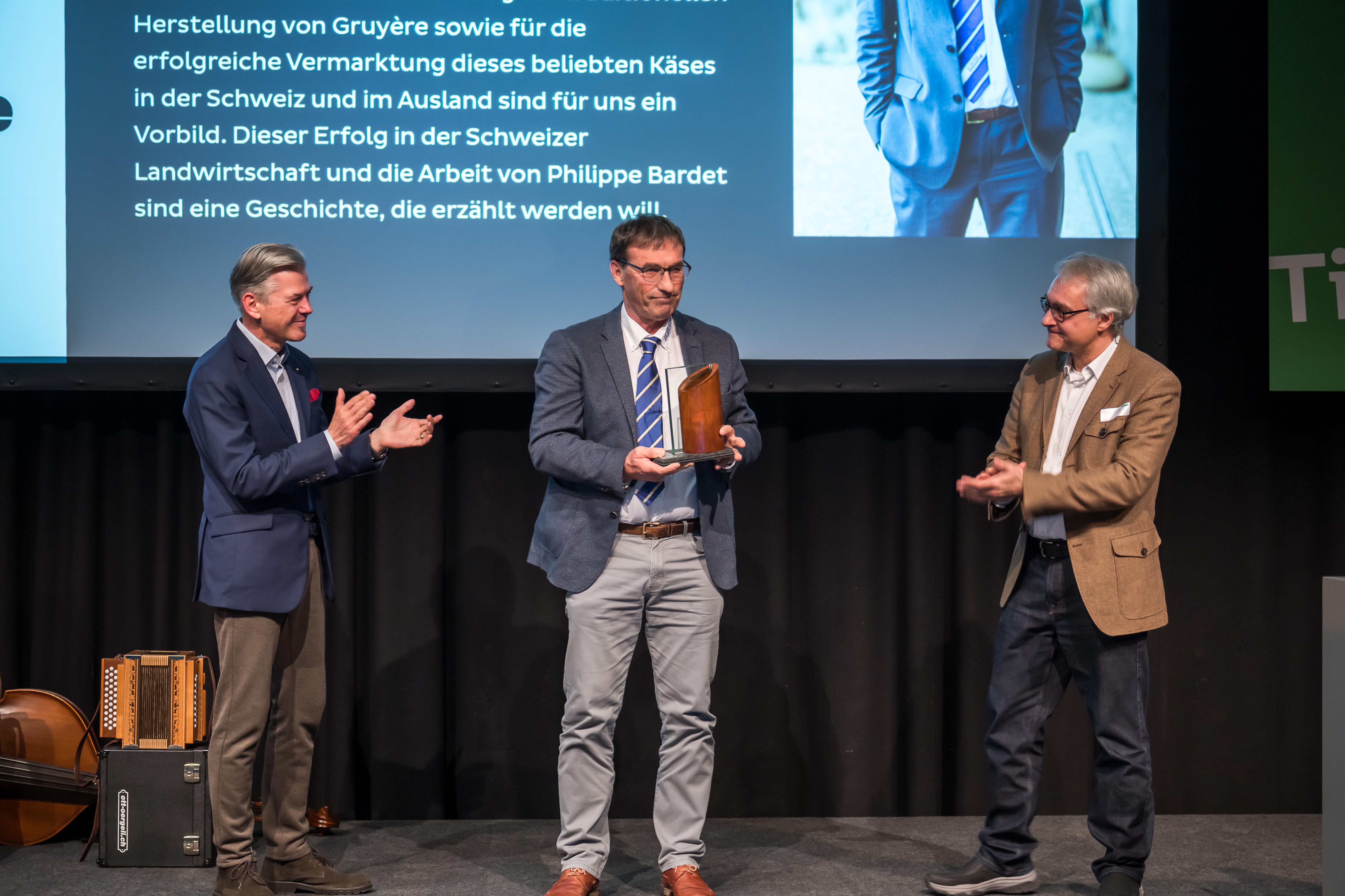 v.l.n.r.: Gian Bazzi, Vertreter Sponsor Generalagent der Mobiliar Generalagentur St. Gallen, Philippe Bardet, Agro-Star Suisse 2025 und Pietro Beritelli, Jurypräsident Agro-Star Suisse.