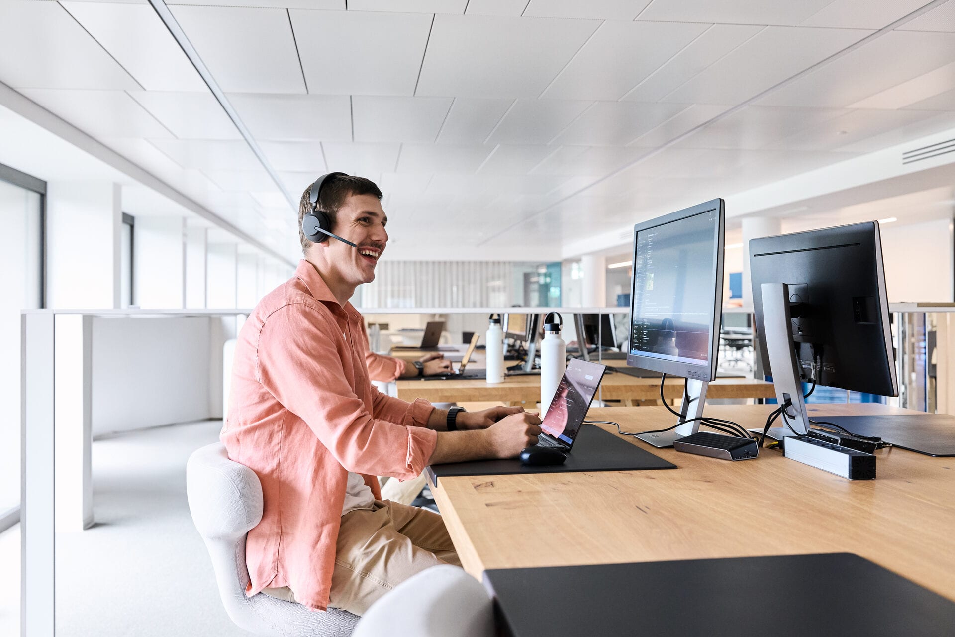 Mitarbeiter hat einen Call mit Headset