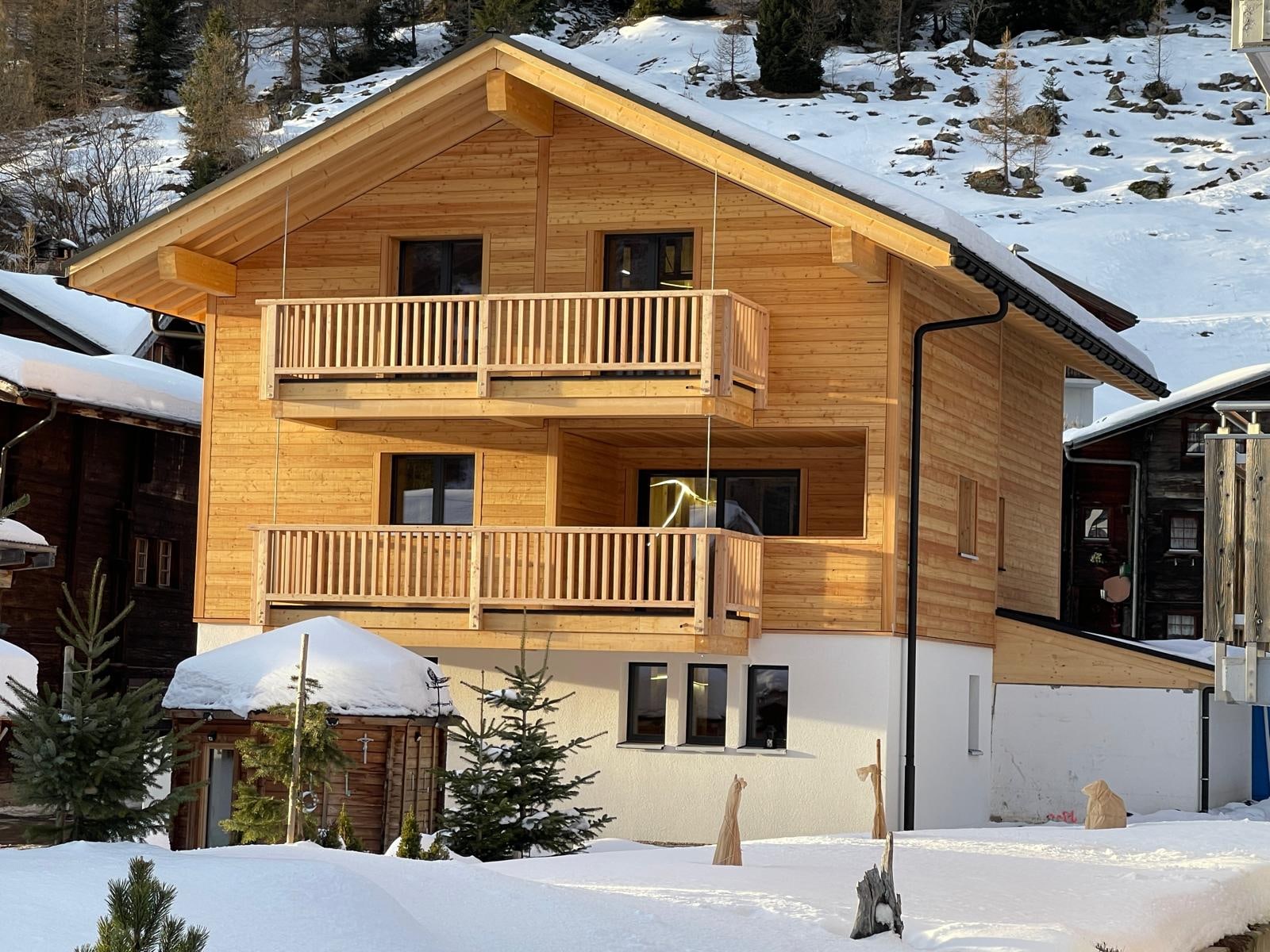 Ein neu erstelltes Holzhaus im Oberwallis.