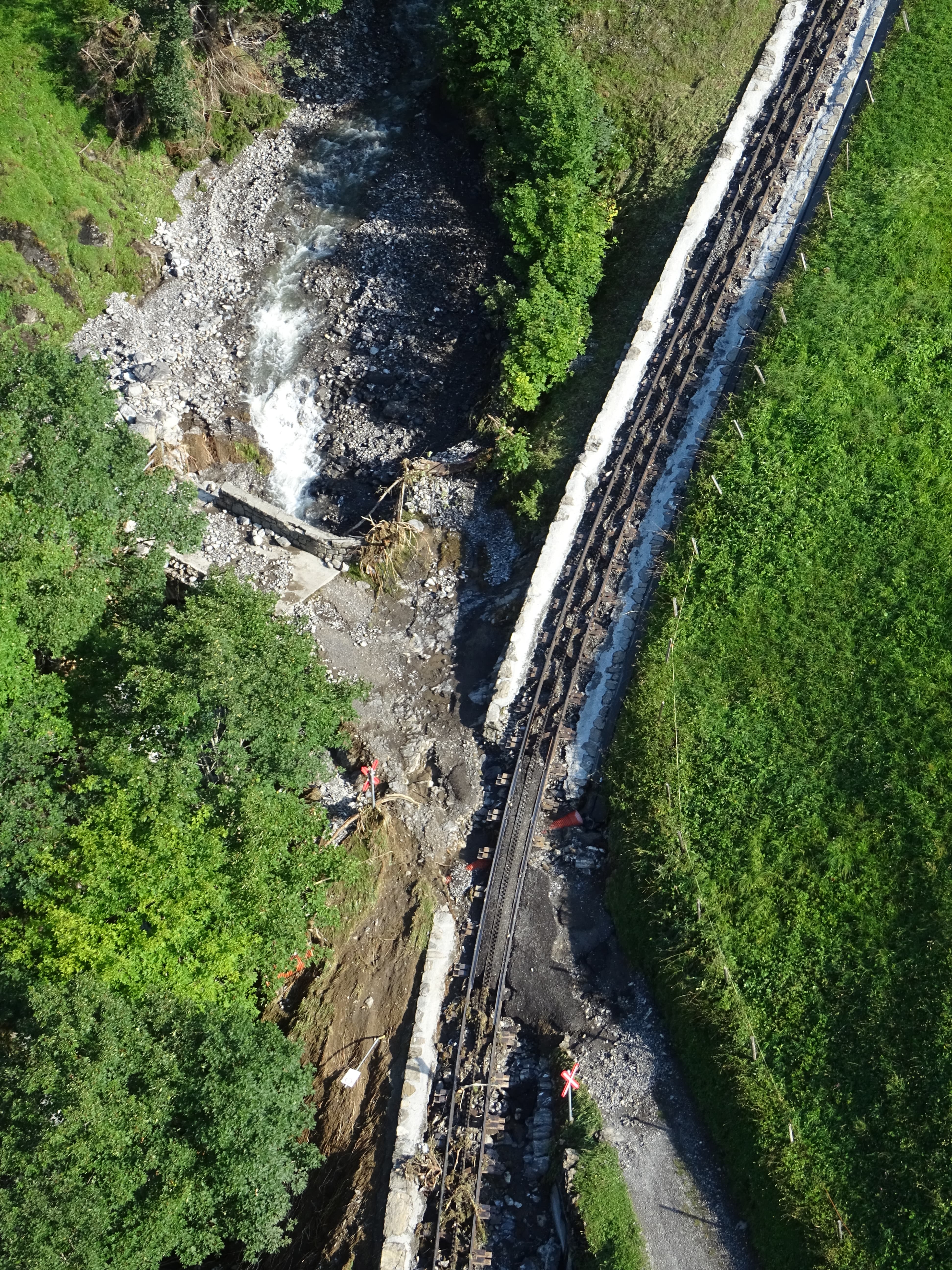 Schaden am Trassee der Brienz Rothorn Bahn. 