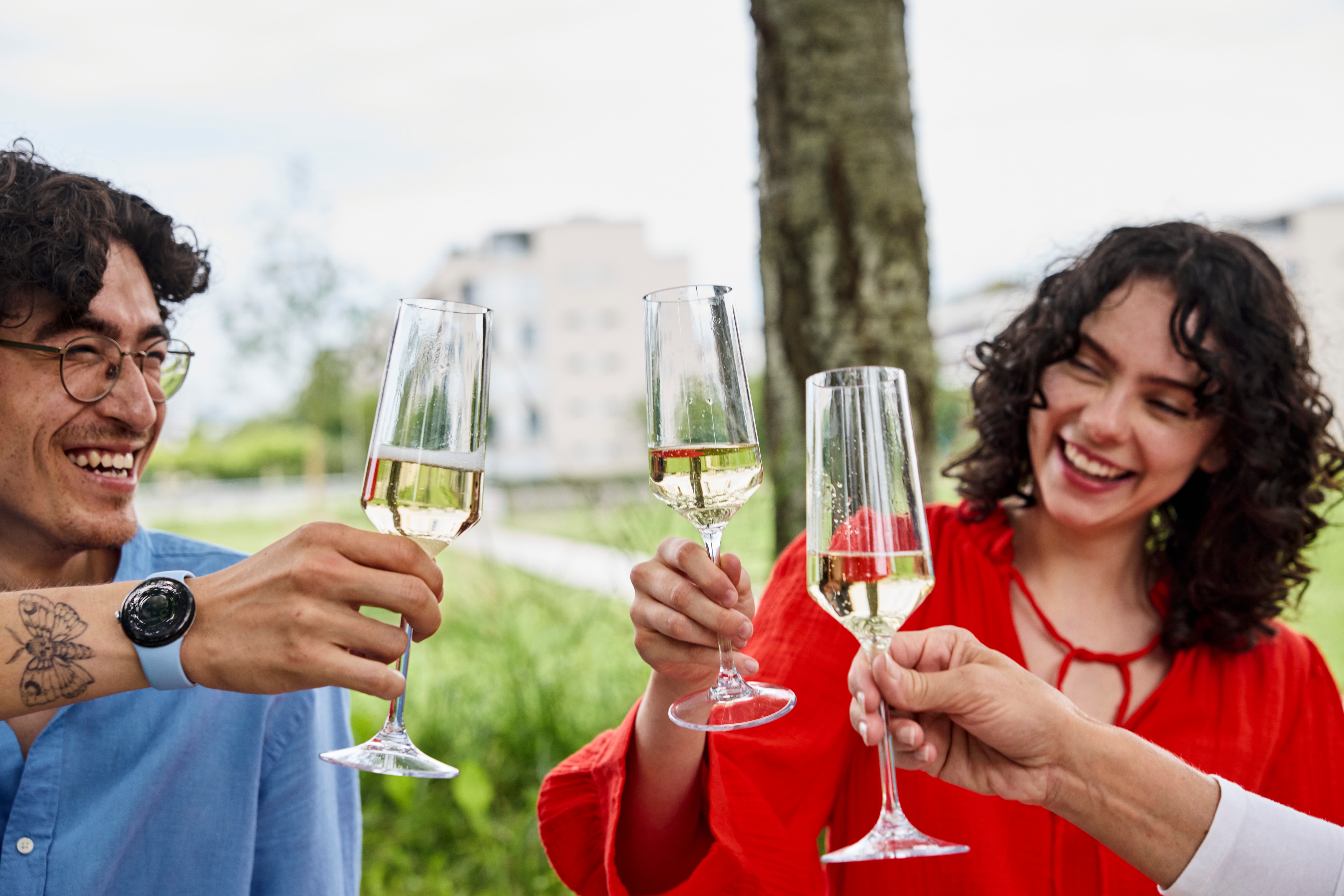Deux personnes trinquent avec du champagne.